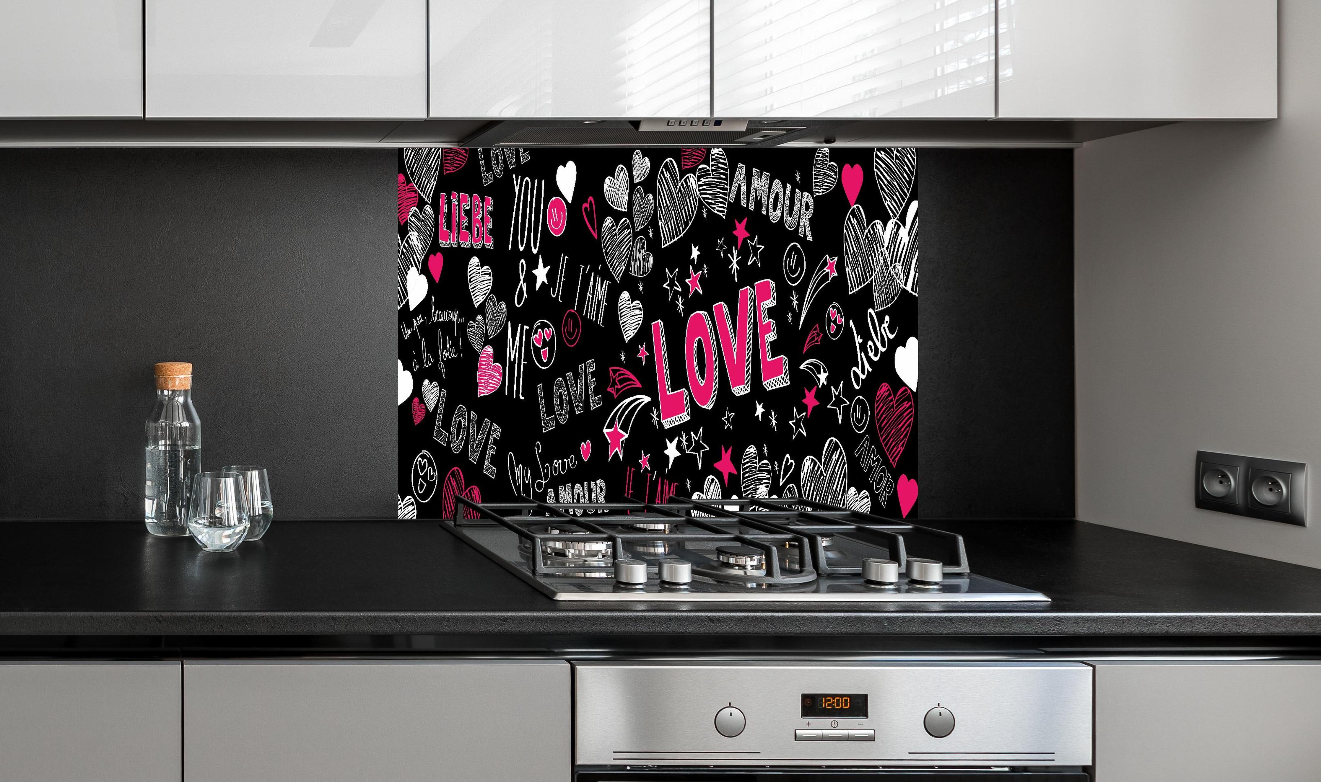 Spritzschutz - Banner Liebe Schriftzüge Herzen Motiv Bunt hinter einem Cerankochfeld zwischen Holz-Kochutensilien