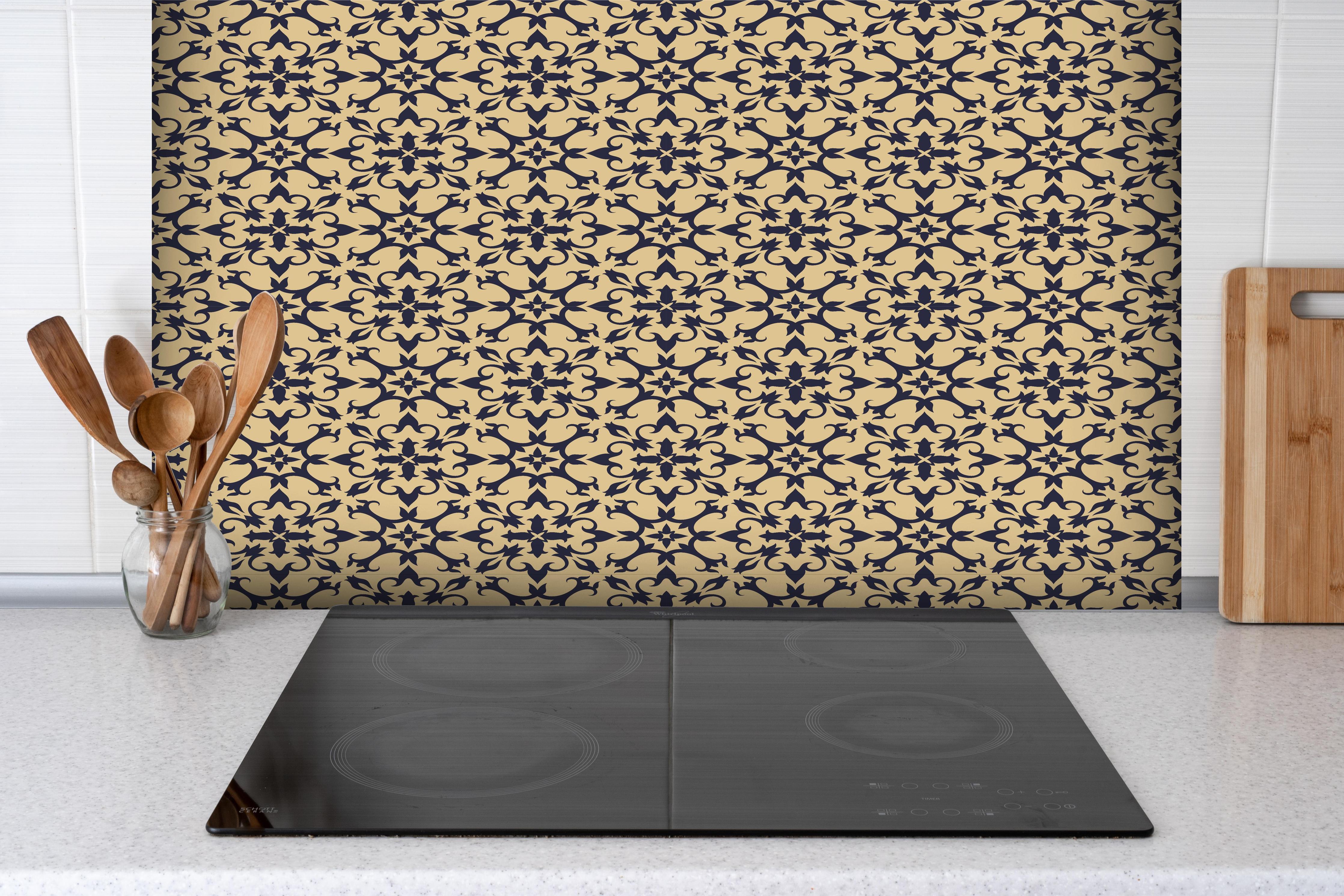 Spritzschutz - Barockes Blumendesign Textilmuster Beige hinter einem Cerankochfeld zwischen Holz-Kochutensilien