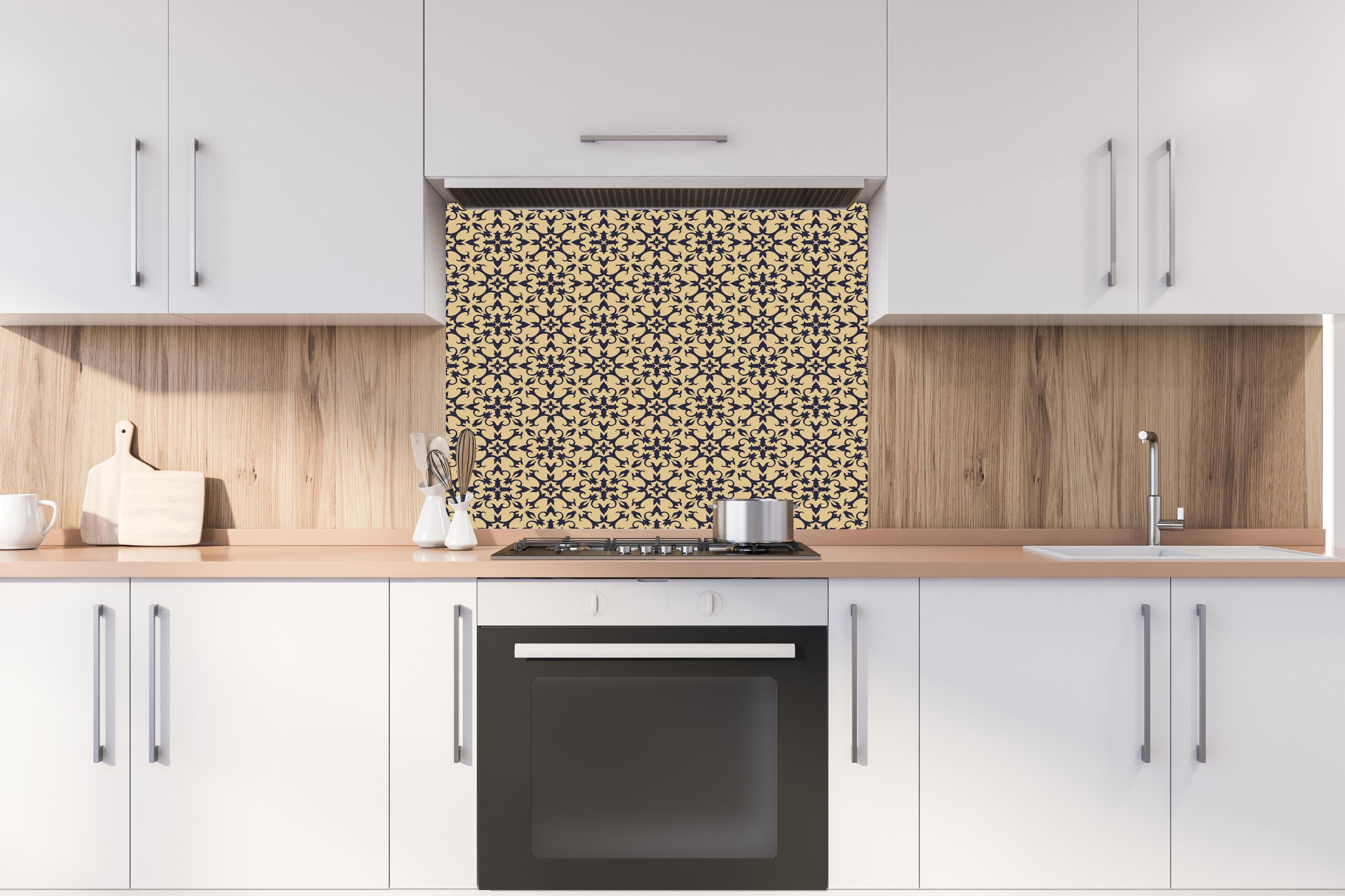 Spritzschutz - Barockes Blumendesign Textilmuster Beige hinter einem Cerankochfeld zwischen Holz-Kochutensilien