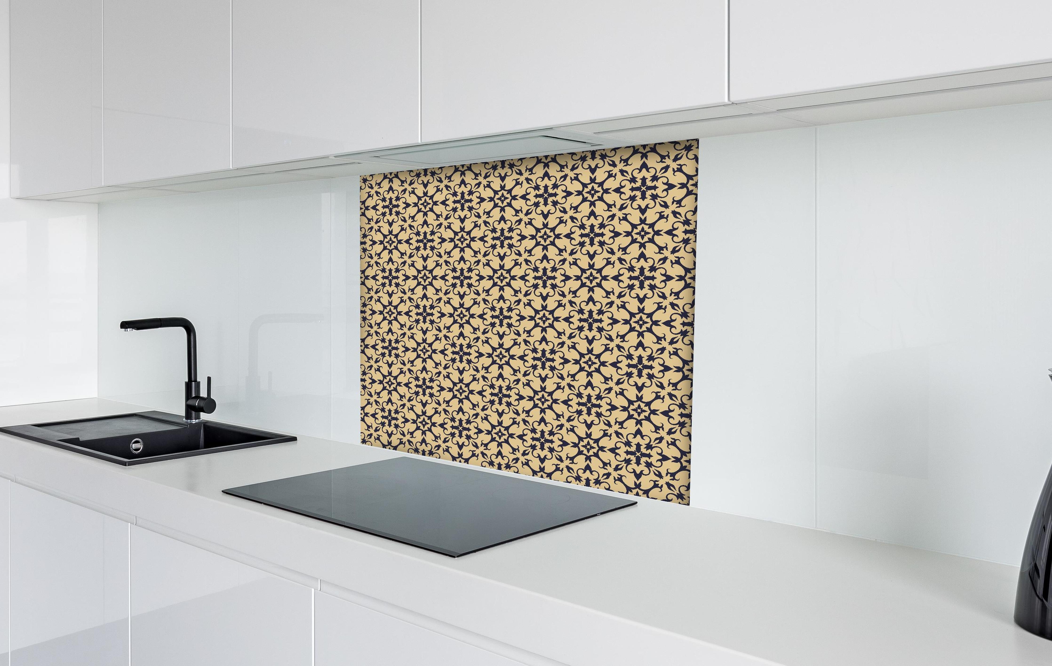 Spritzschutz - Barockes Blumendesign Textilmuster Beige hinter einem Cerankochfeld zwischen Holz-Kochutensilien