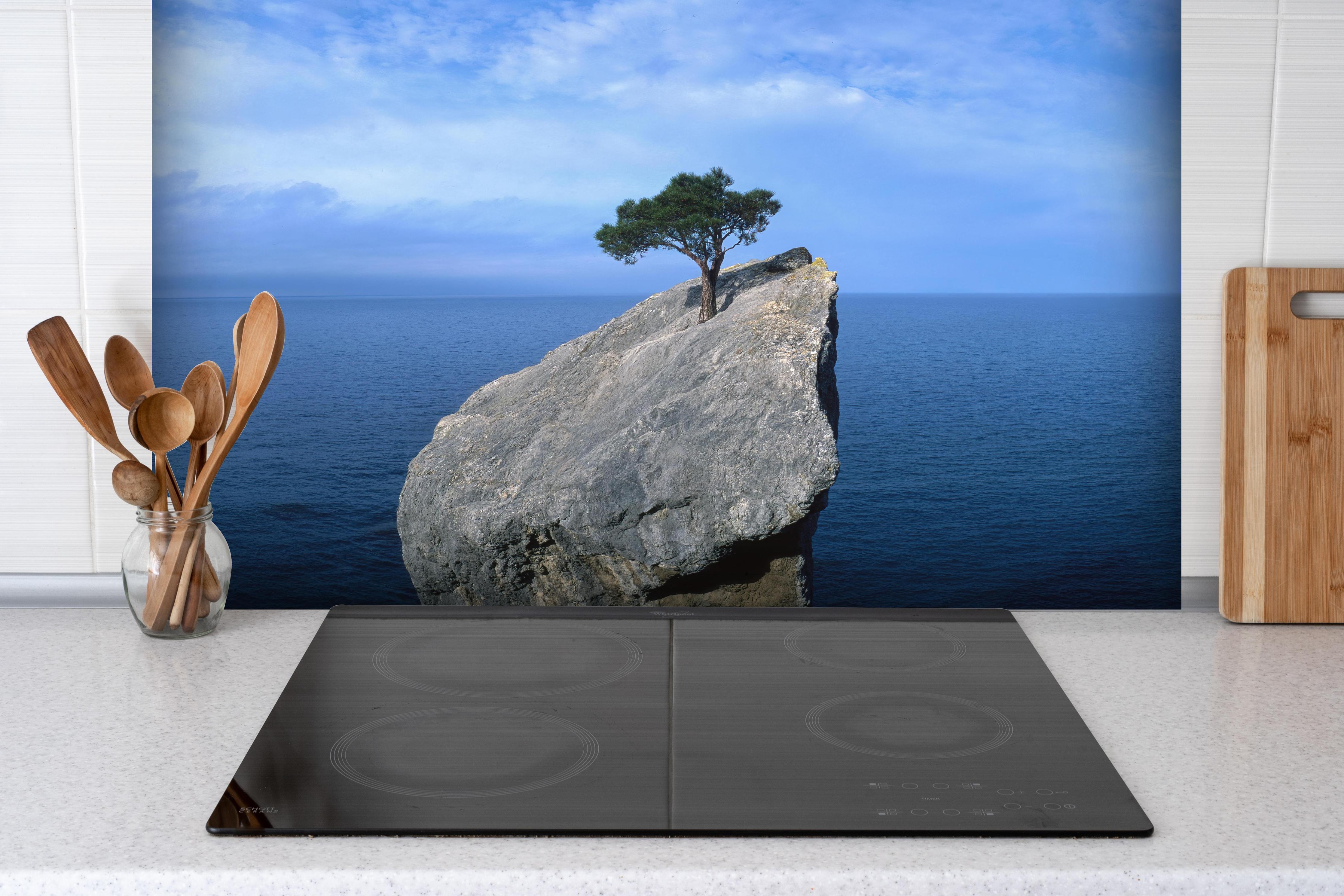 Spritzschutz - Baum auf Fels mitten im Ozean hinter einem Cerankochfeld zwischen Holz-Kochutensilien