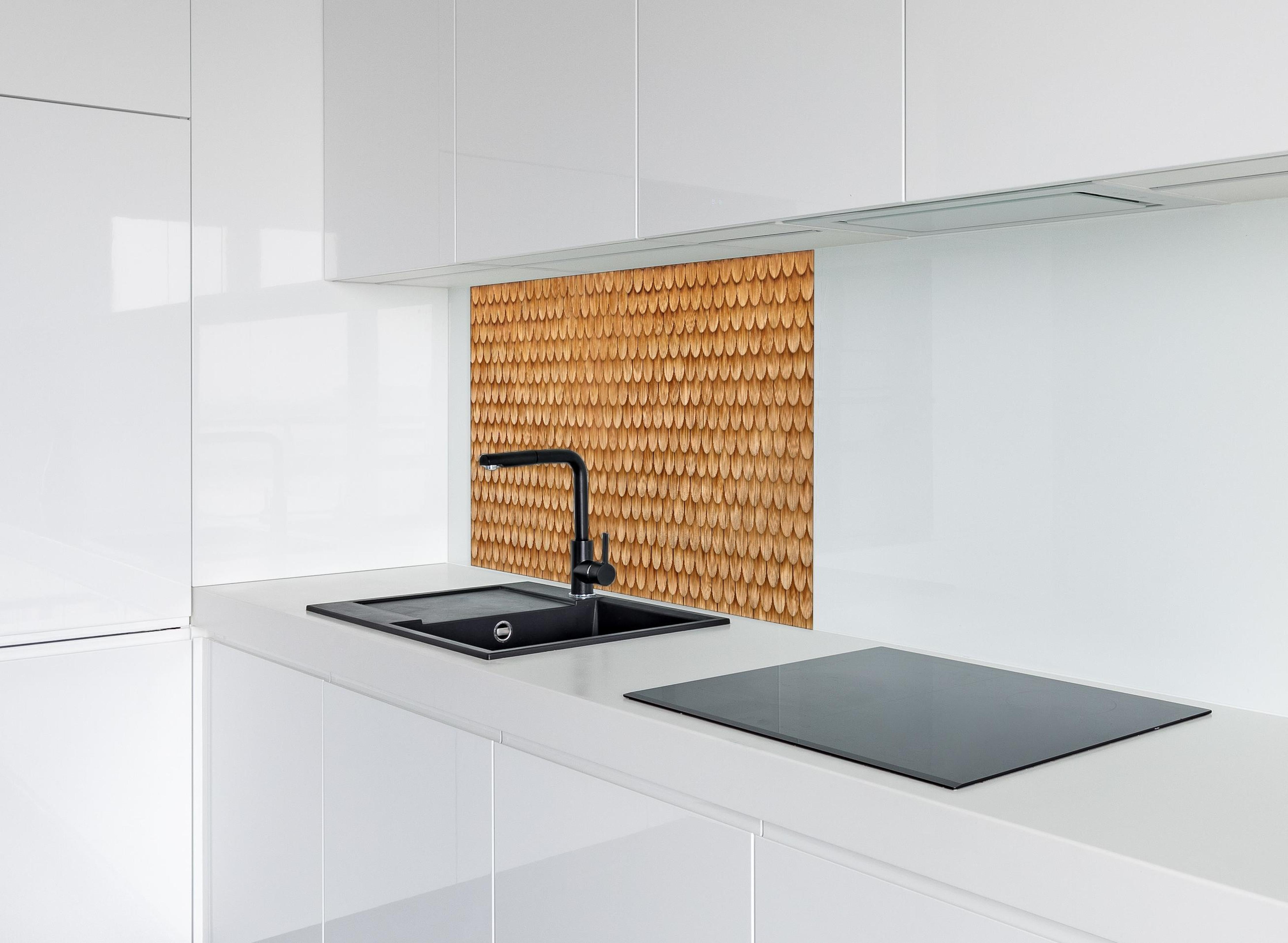 Spritzschutz - Bayrische Holzschindeln hinter einem Cerankochfeld zwischen Holz-Kochutensilien