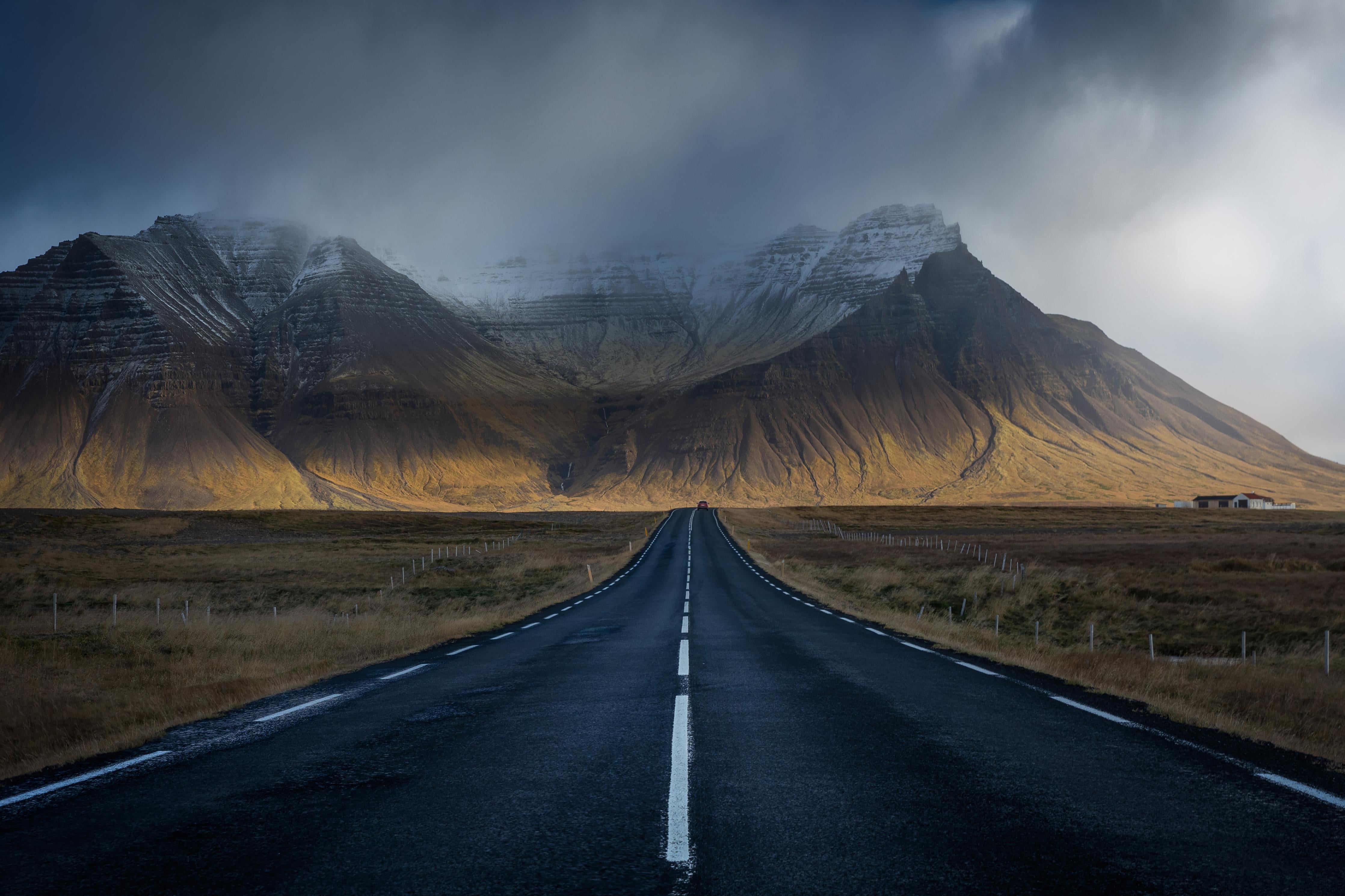 Spritzschutz-Beeindruckende Straße durch isländische Bergwelt