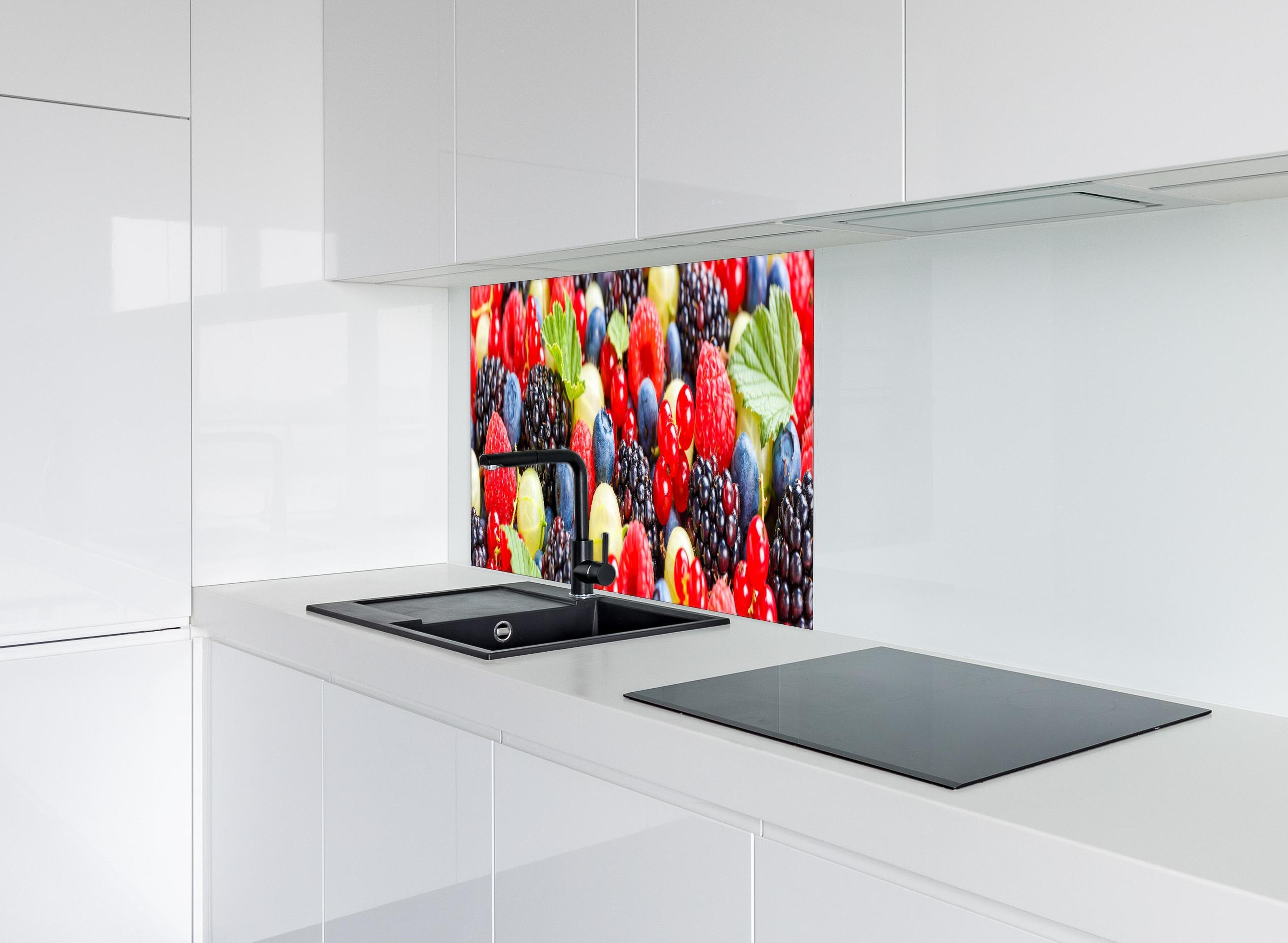 Spritzschutz - Beerenmischung hinter einem Cerankochfeld zwischen Holz-Kochutensilien