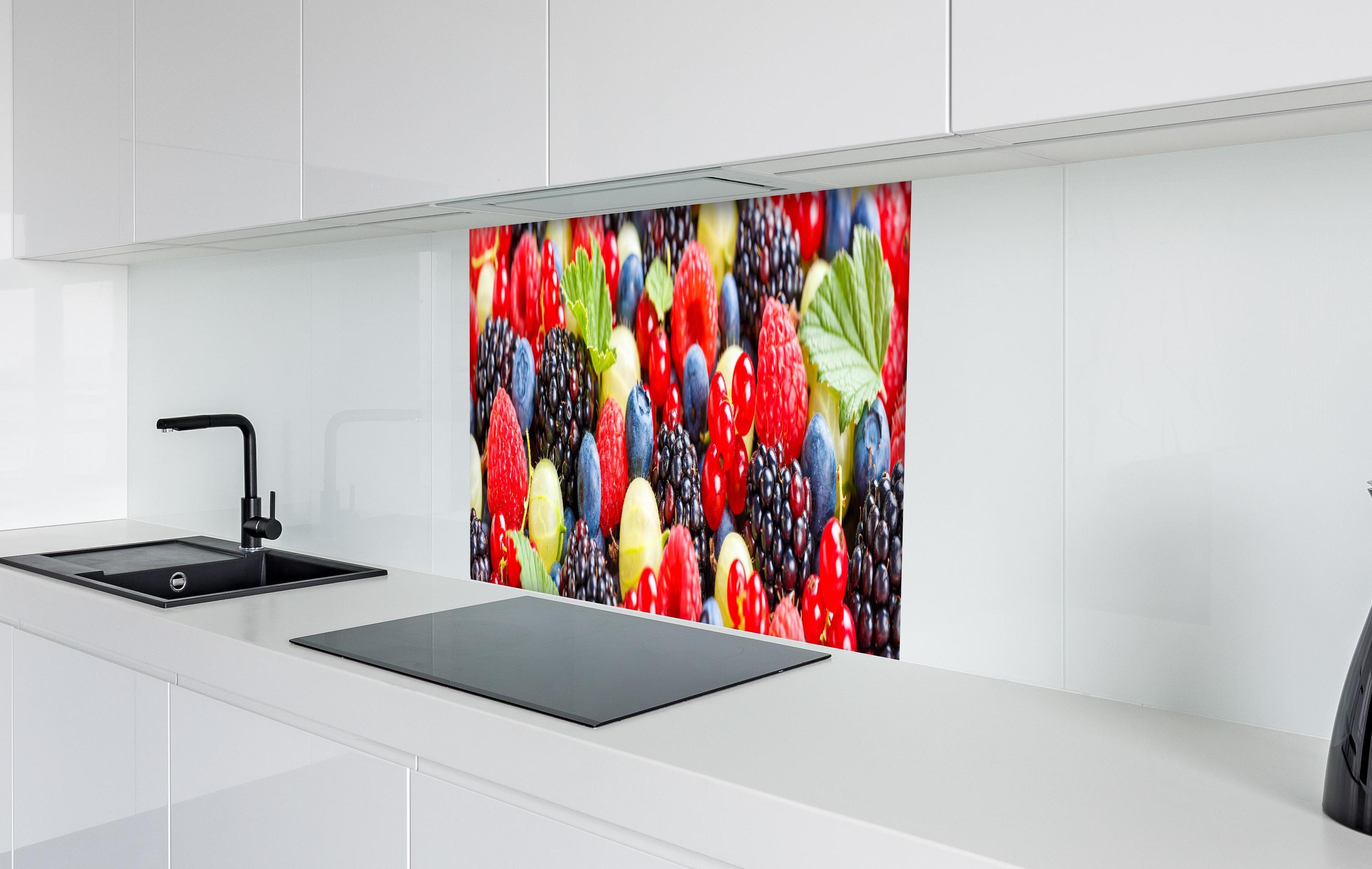 Spritzschutz - Beerenmischung hinter einem Cerankochfeld zwischen Holz-Kochutensilien