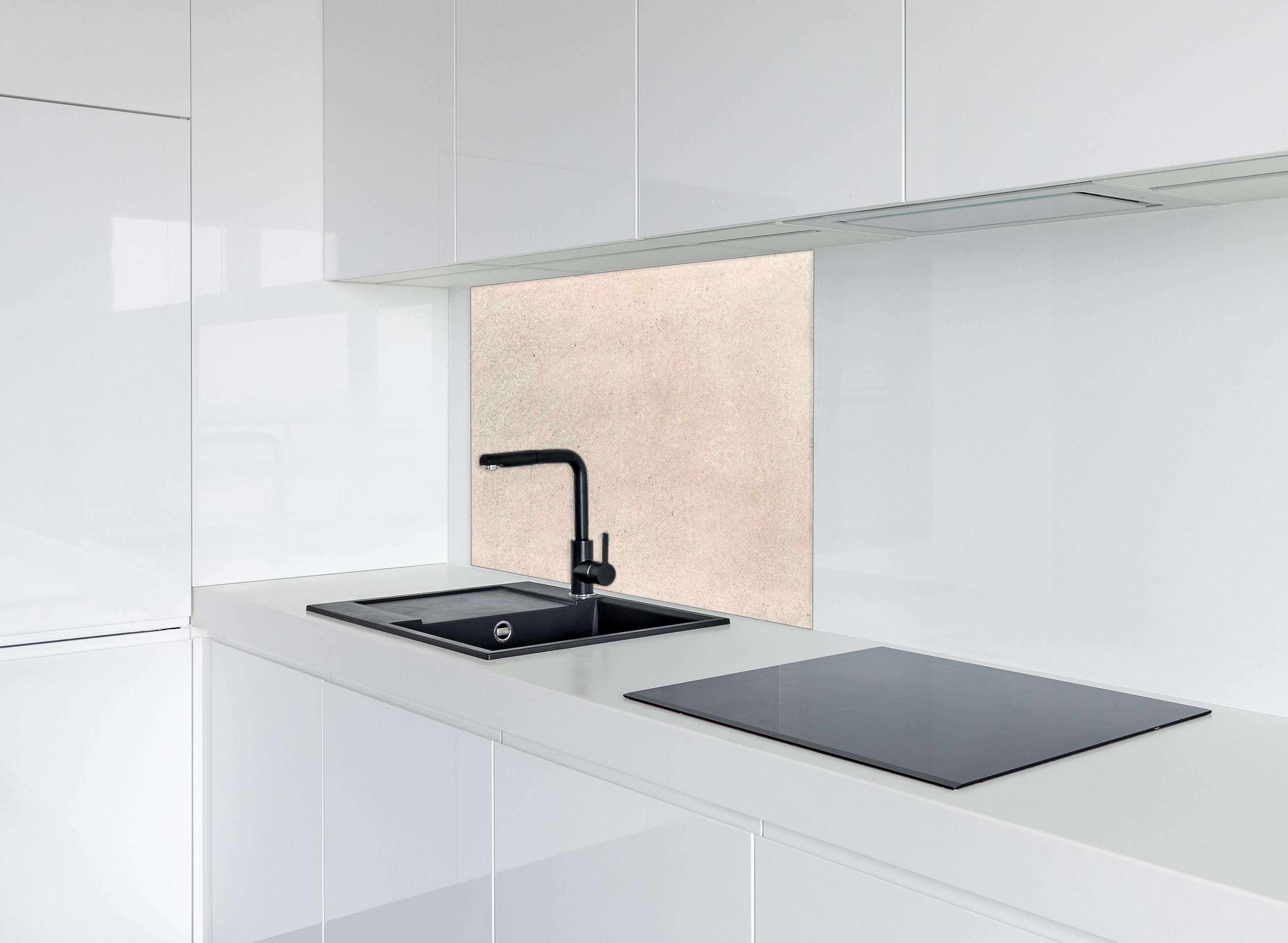 Spritzschutz - Beige Betonhintergrund hinter einem Cerankochfeld zwischen Holz-Kochutensilien