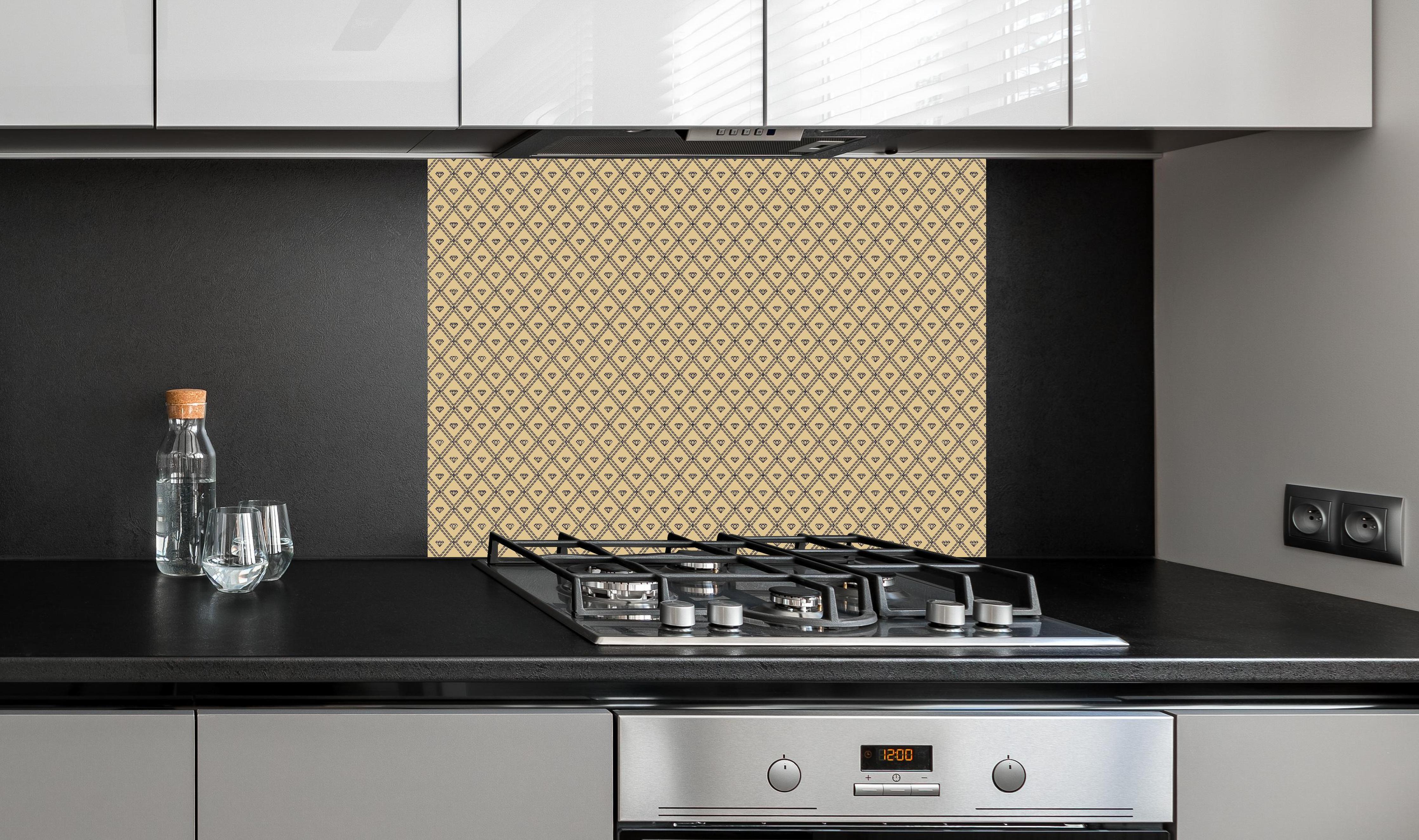 Spritzschutz - Beige Diamantenmuster Textiloptik Tapete hinter einem Cerankochfeld zwischen Holz-Kochutensilien