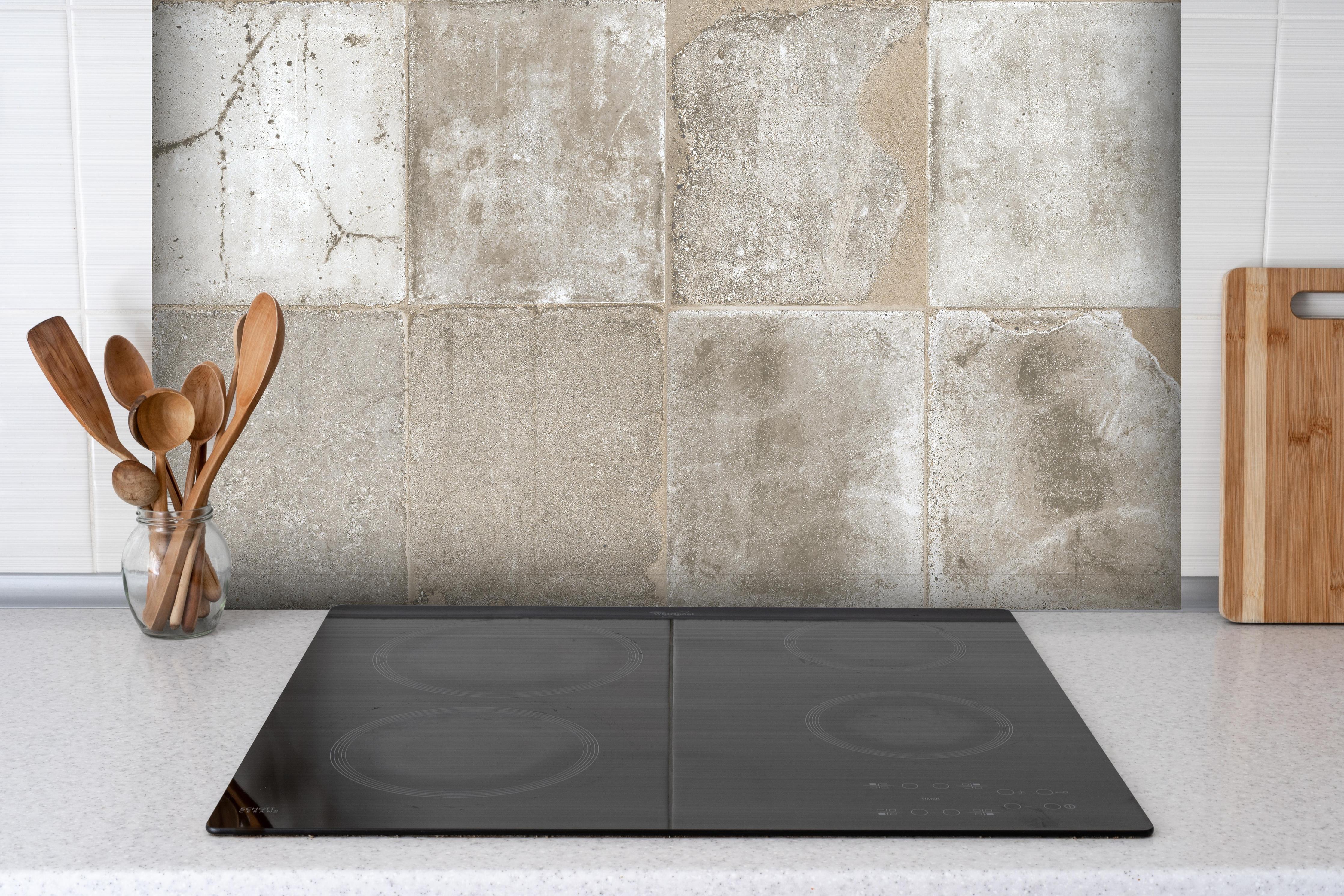 Spritzschutz - Beige-Graue Natursteinwand Textur hinter einem Cerankochfeld zwischen Holz-Kochutensilien