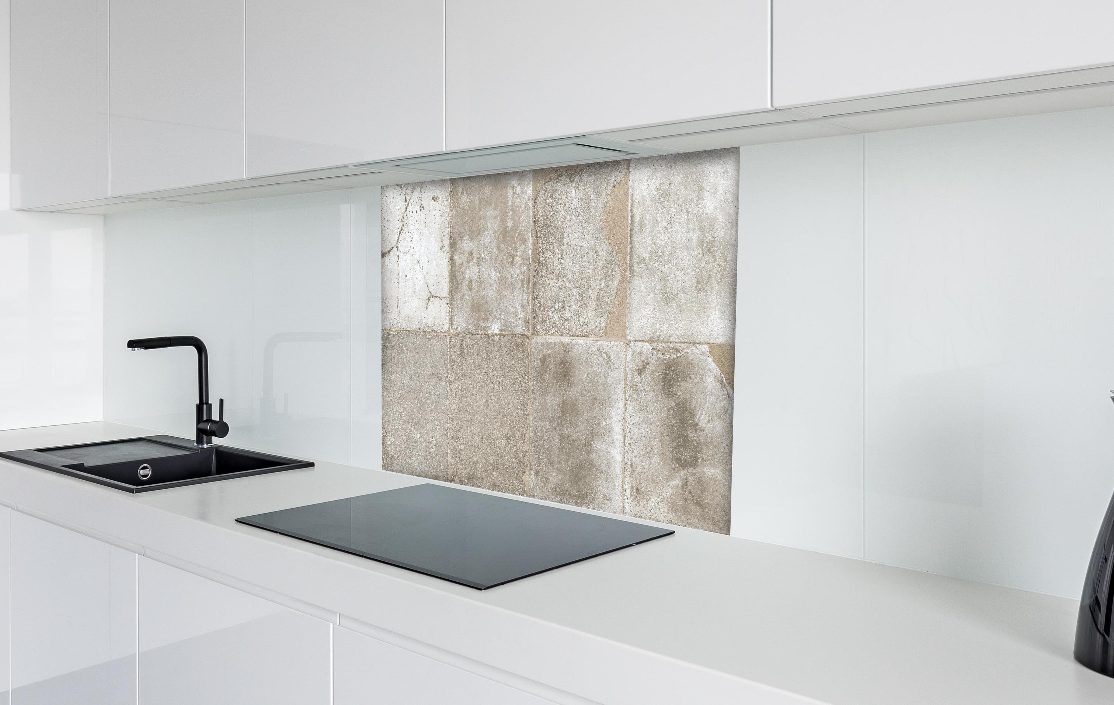 Spritzschutz - Beige-Graue Natursteinwand Textur hinter einem Cerankochfeld zwischen Holz-Kochutensilien