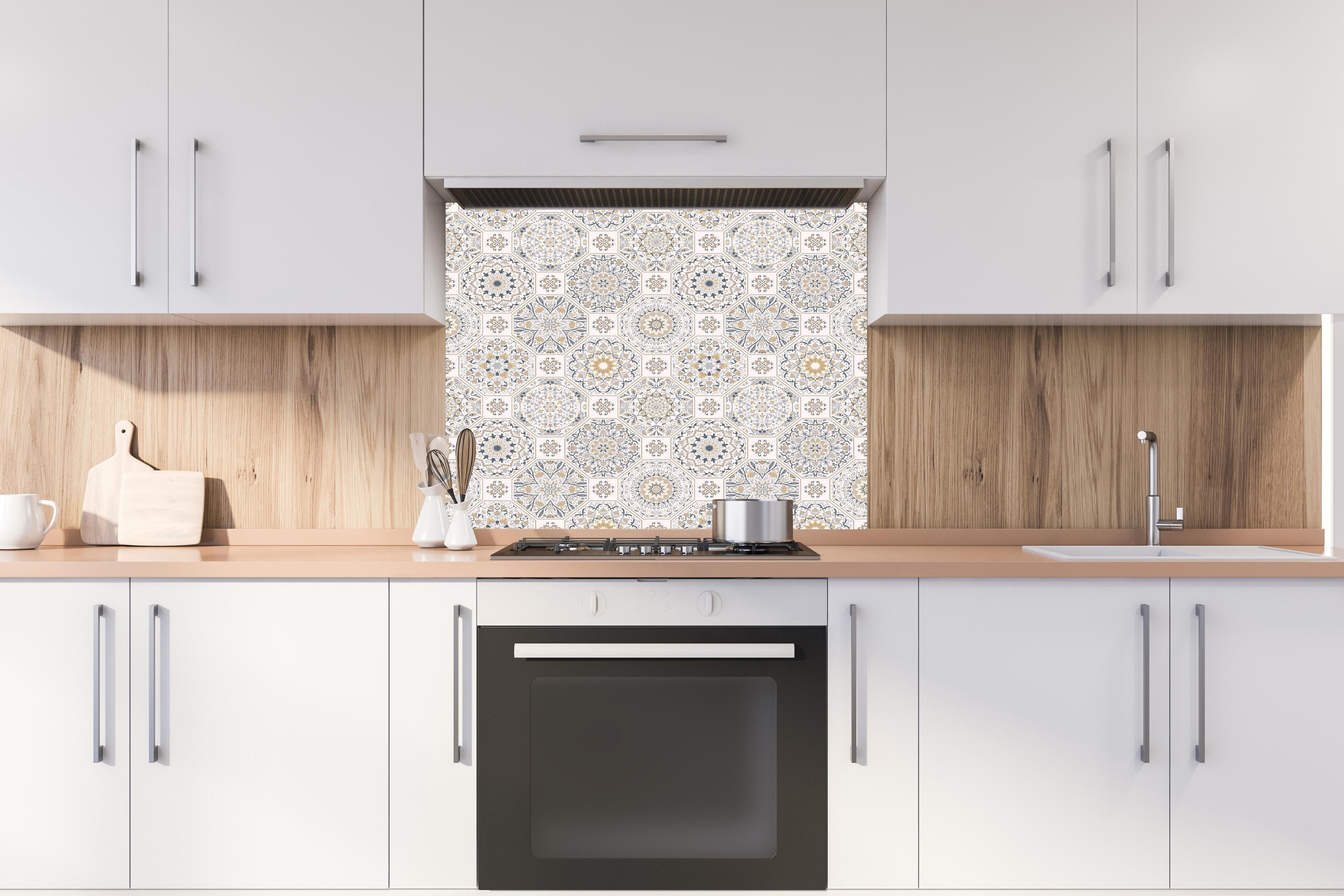 Spritzschutz - Beige Mosaikfliesen Muster mit geometrischen Formen hinter einem Cerankochfeld zwischen Holz-Kochutensilien