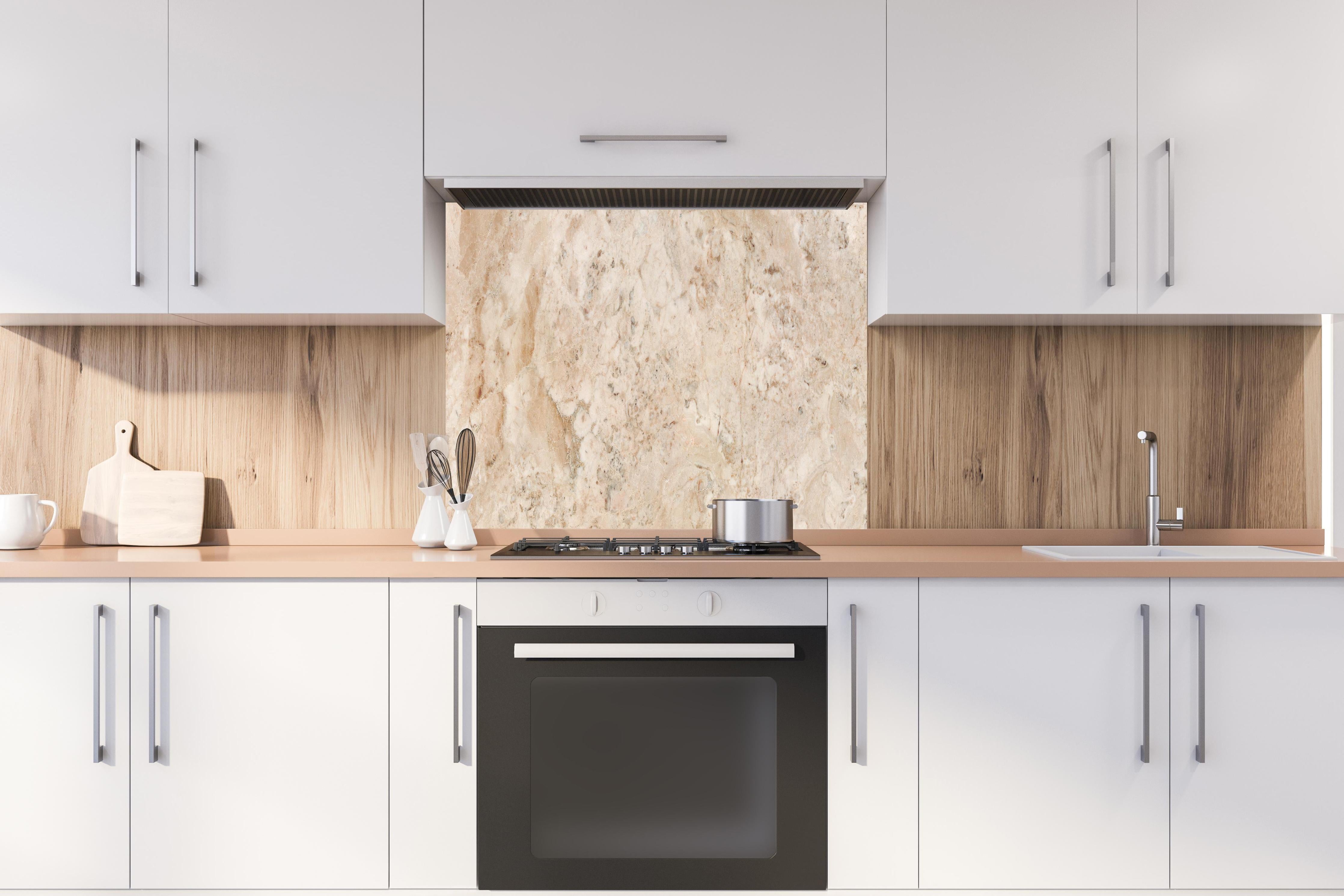 Spritzschutz - Beige Naturmarmor Stein Textur hinter einem Cerankochfeld zwischen Holz-Kochutensilien