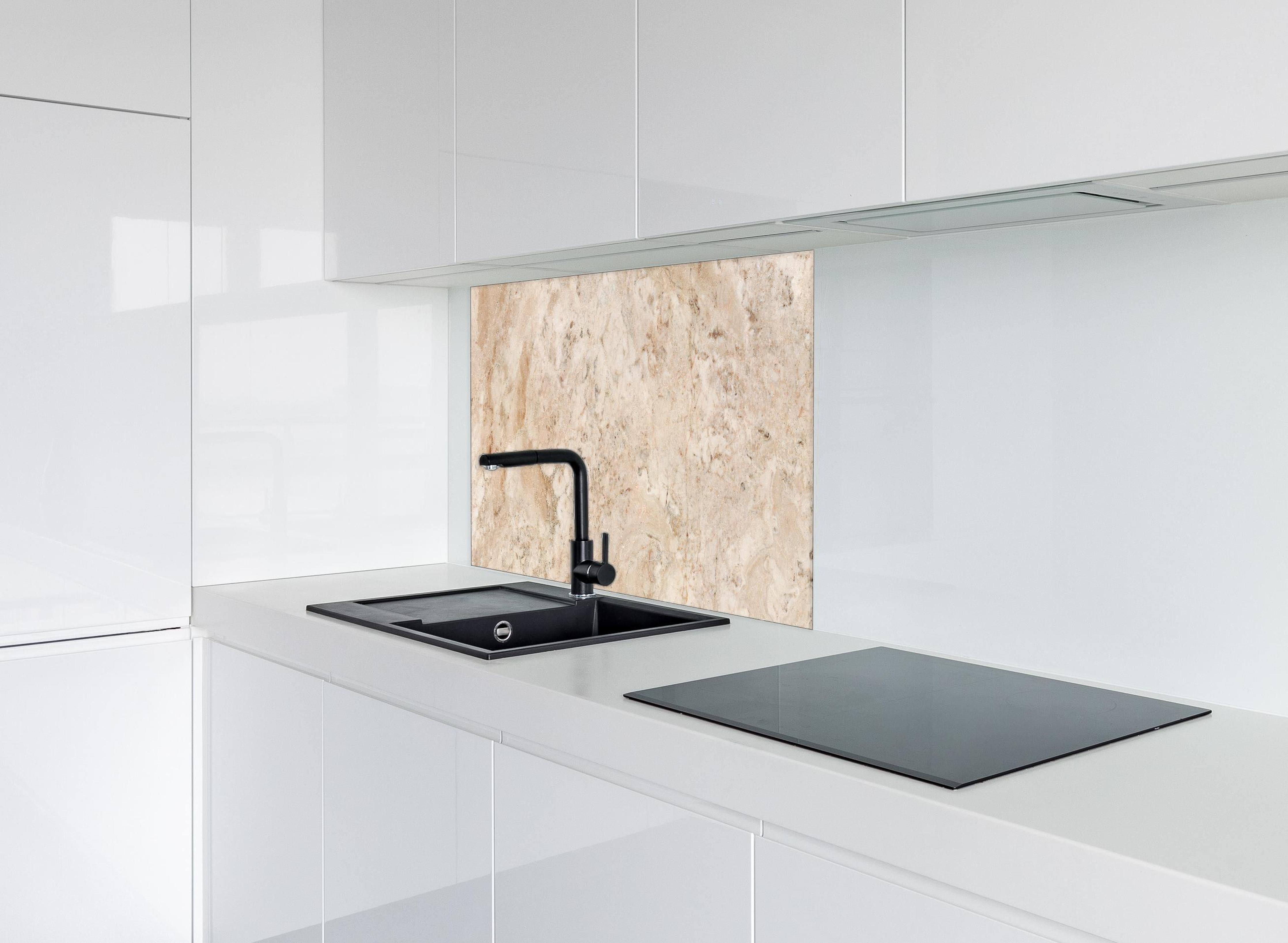 Spritzschutz - Beige Naturmarmor Stein Textur hinter einem Cerankochfeld zwischen Holz-Kochutensilien