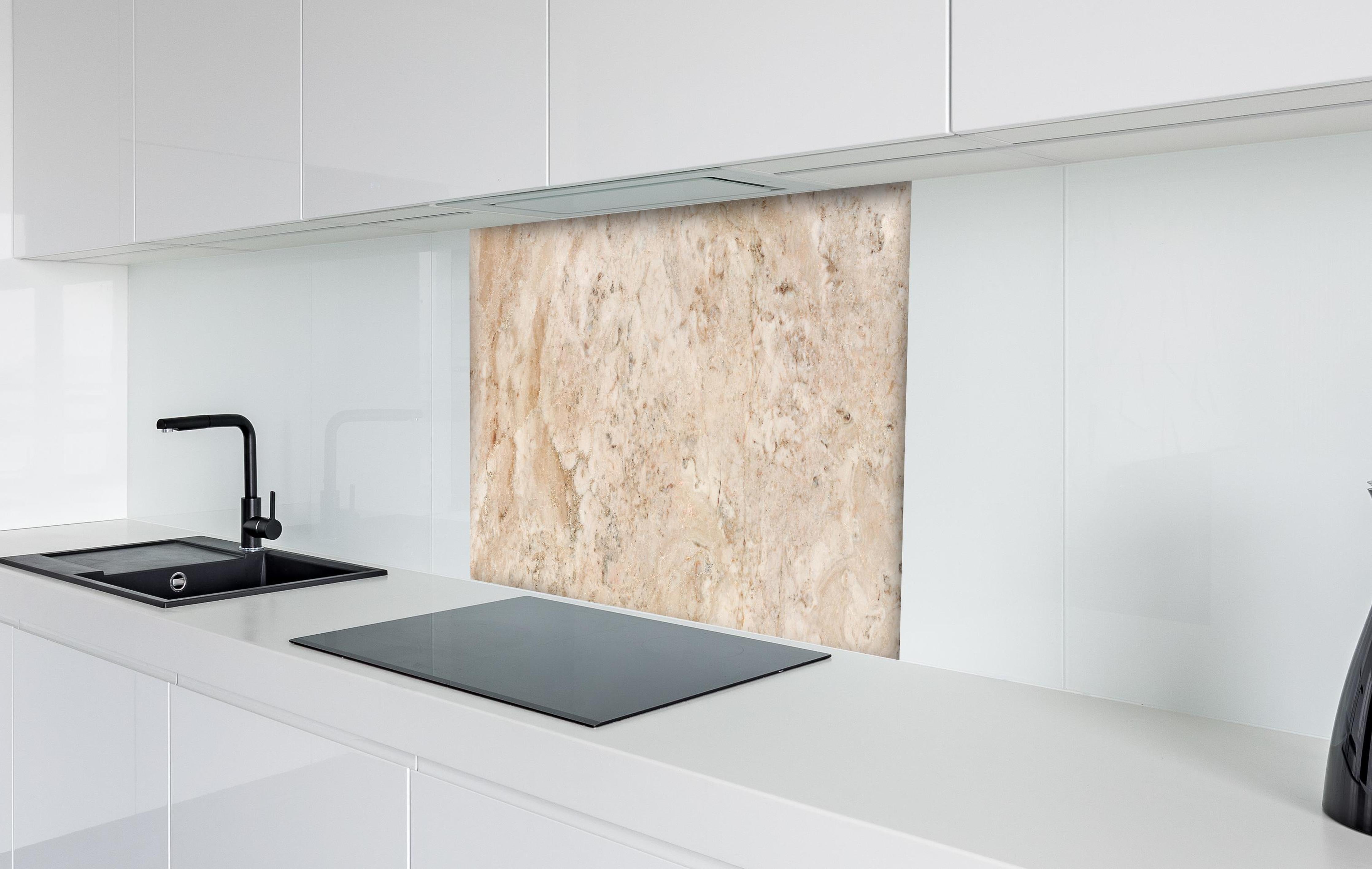 Spritzschutz - Beige Naturmarmor Stein Textur hinter einem Cerankochfeld zwischen Holz-Kochutensilien