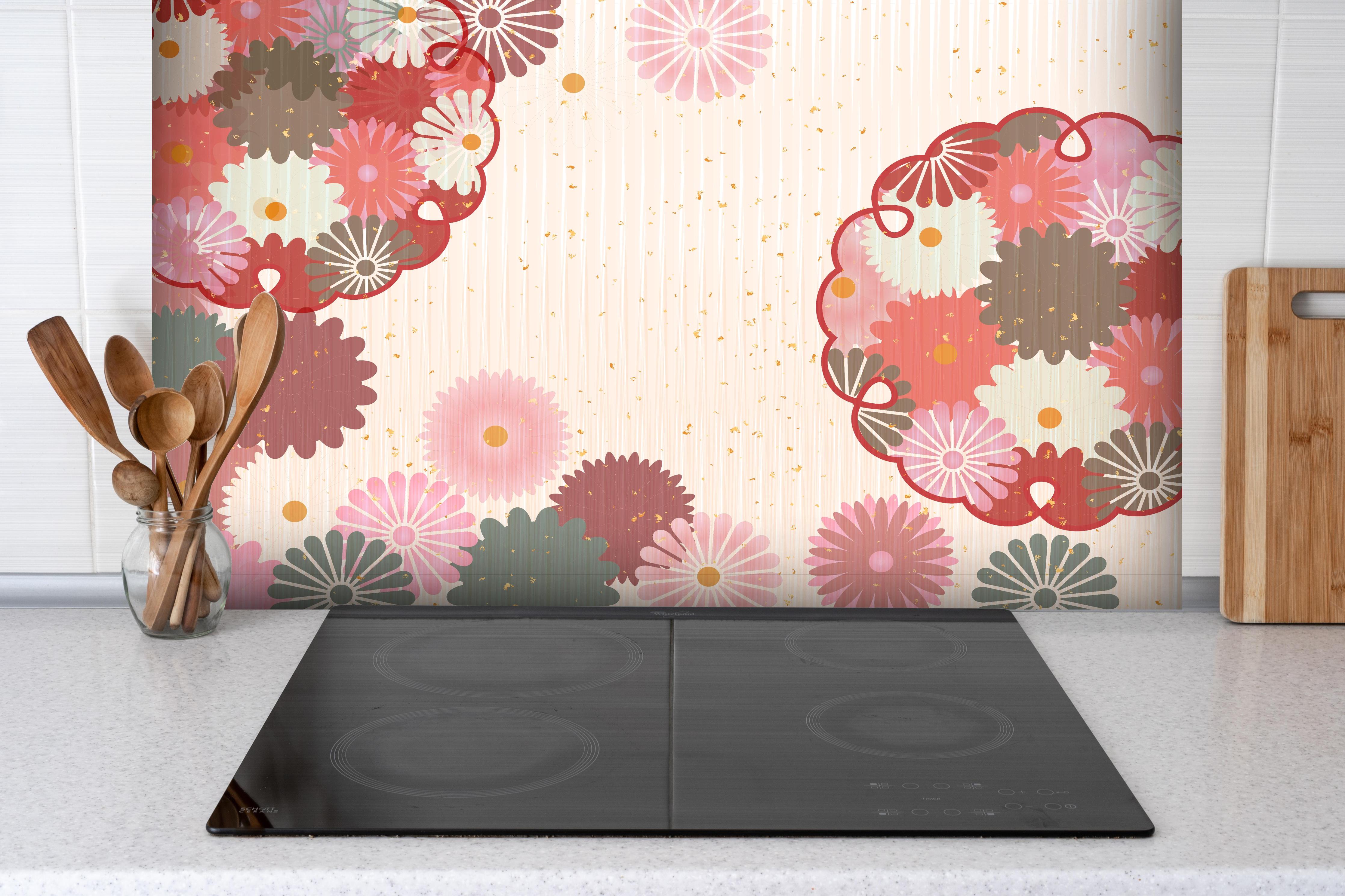 Spritzschutz - Beige-Rosa Blumenmuster Illustration hinter einem Cerankochfeld zwischen Holz-Kochutensilien