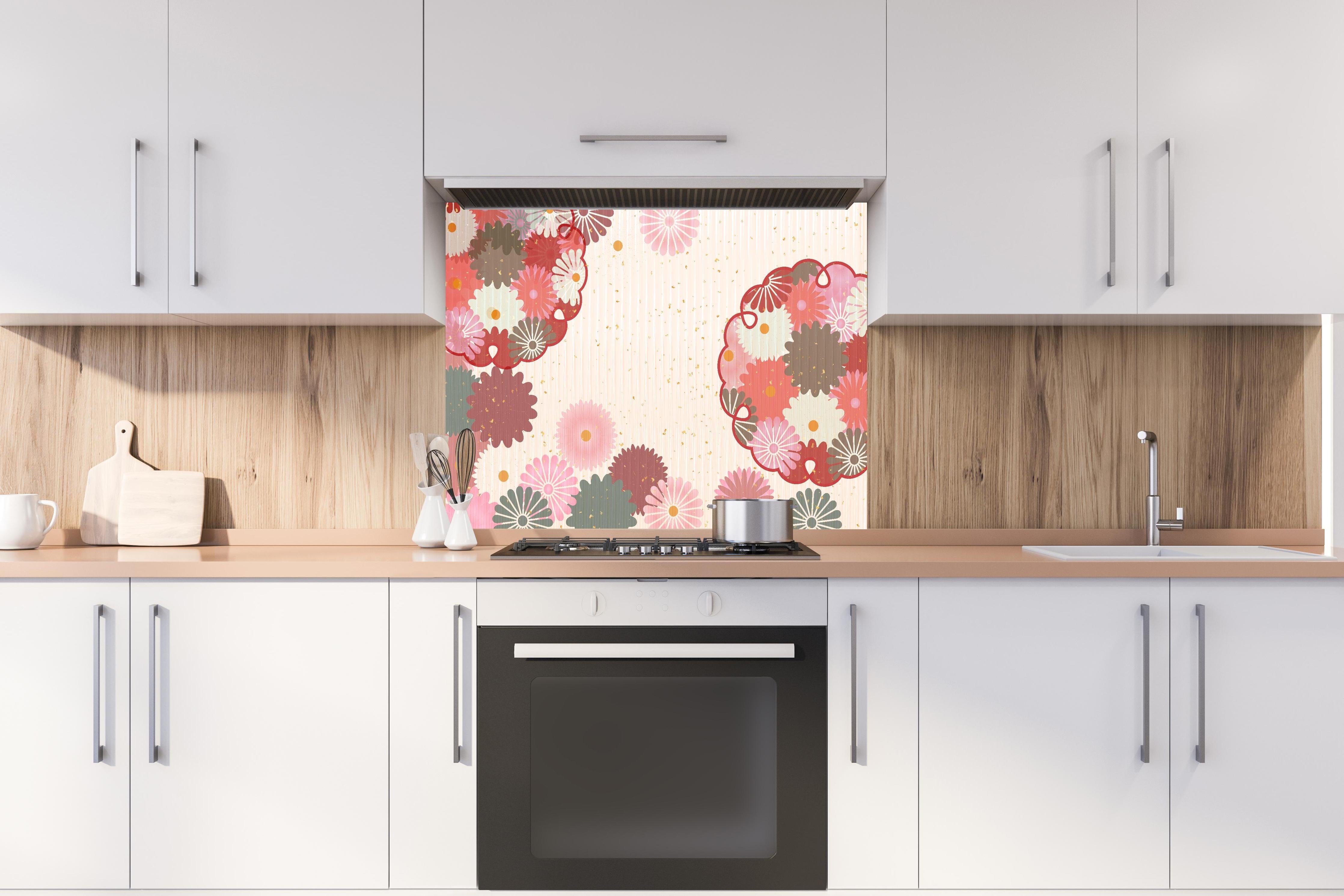 Spritzschutz - Beige-Rosa Blumenmuster Illustration hinter einem Cerankochfeld zwischen Holz-Kochutensilien