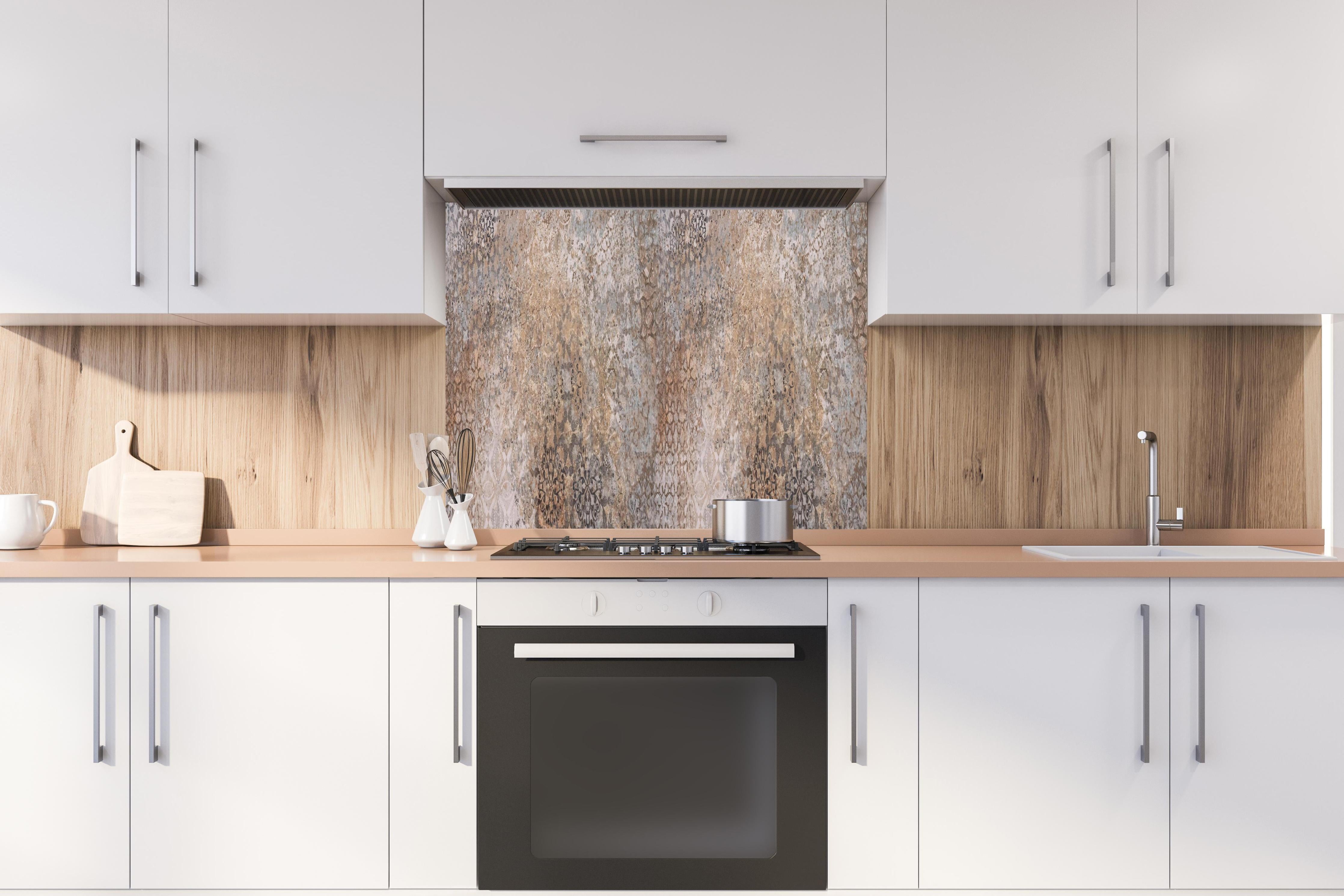 Spritzschutz - Beige Vintage Blumenmuster im Tapeten-Stil hinter einem Cerankochfeld zwischen Holz-Kochutensilien