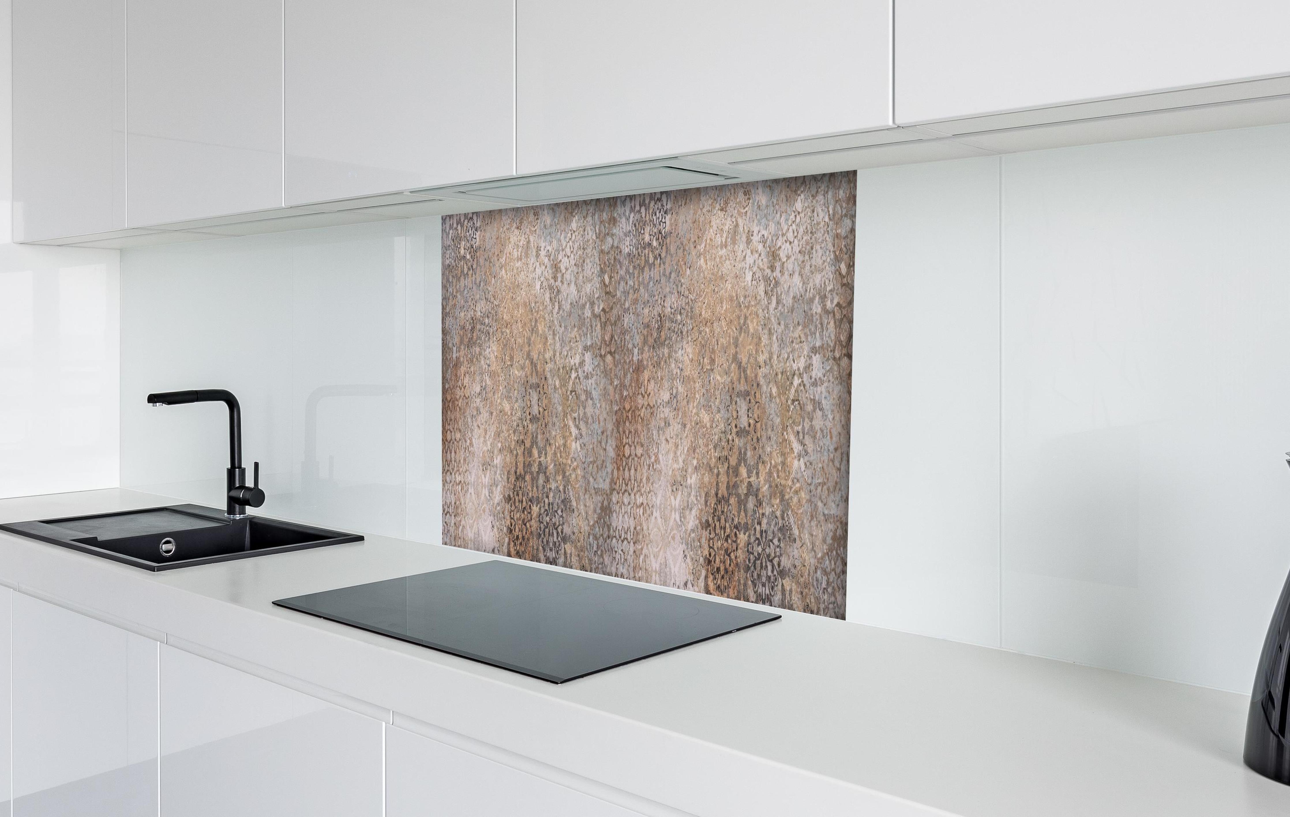 Spritzschutz - Beige Vintage Blumenmuster im Tapeten-Stil hinter einem Cerankochfeld zwischen Holz-Kochutensilien