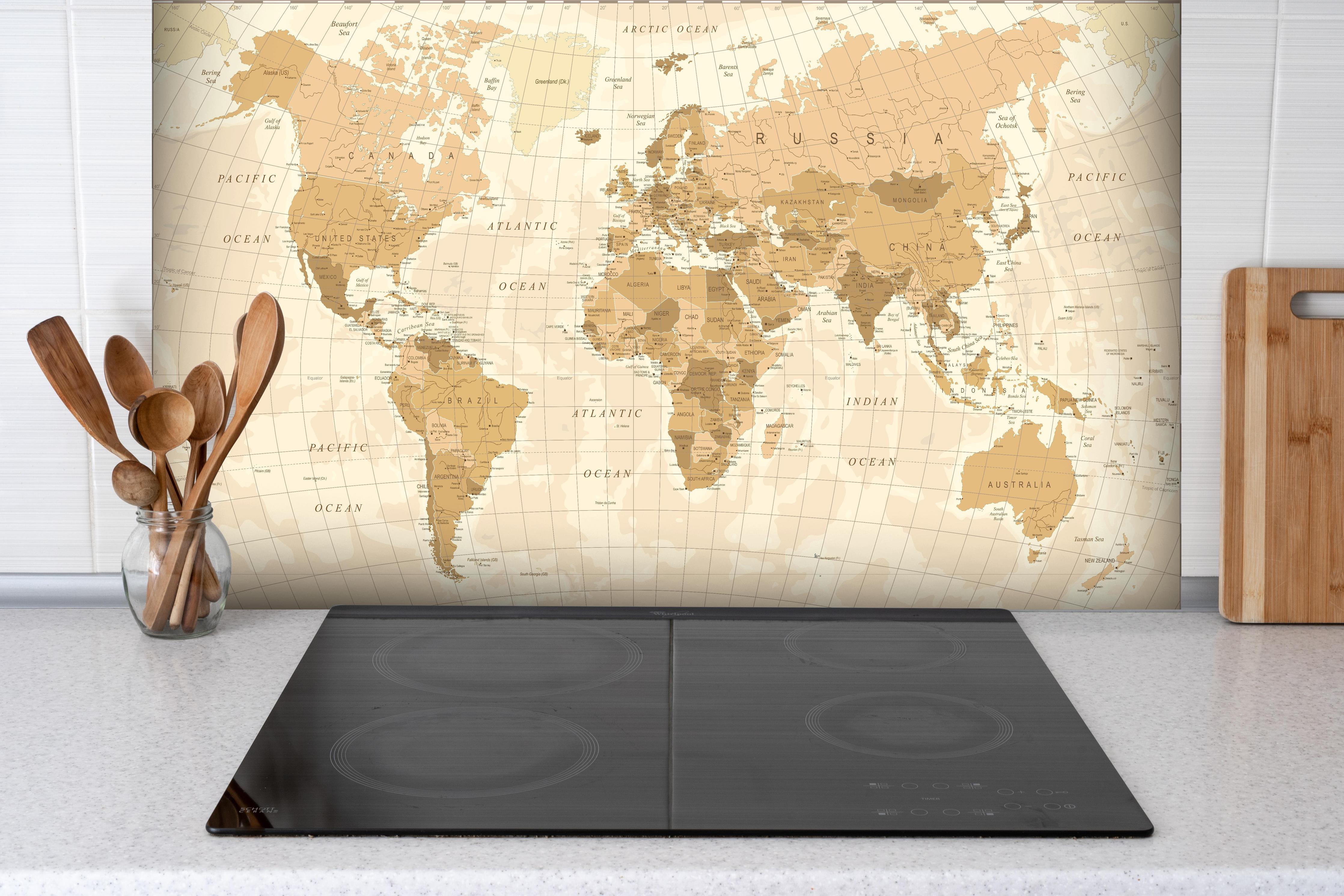 Spritzschutz - Beige Vintage Weltkarte Wanddekor hinter einem Cerankochfeld zwischen Holz-Kochutensilien