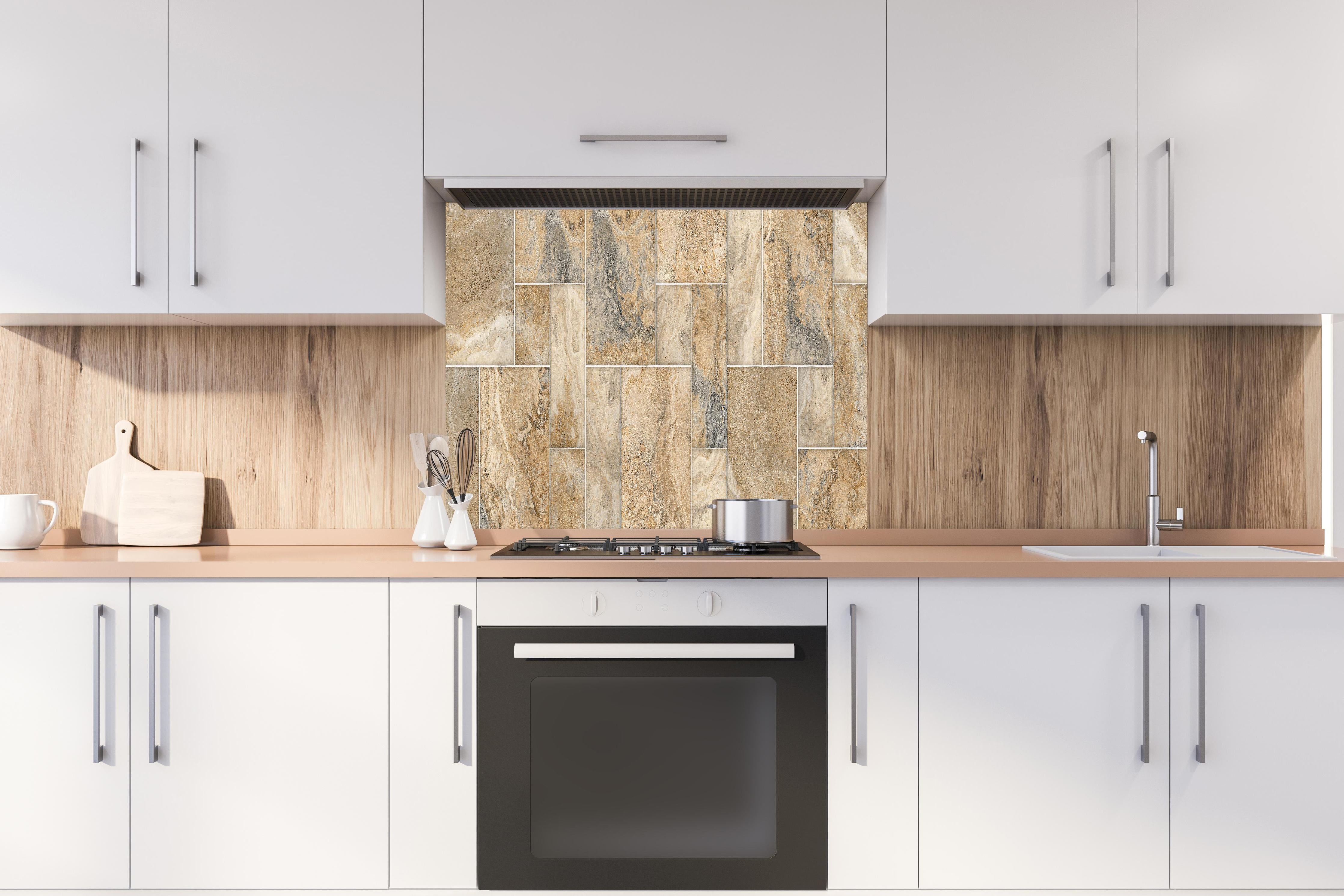 Spritzschutz - Beige Wandtextur aus Natursteinblöcken hinter einem Cerankochfeld zwischen Holz-Kochutensilien