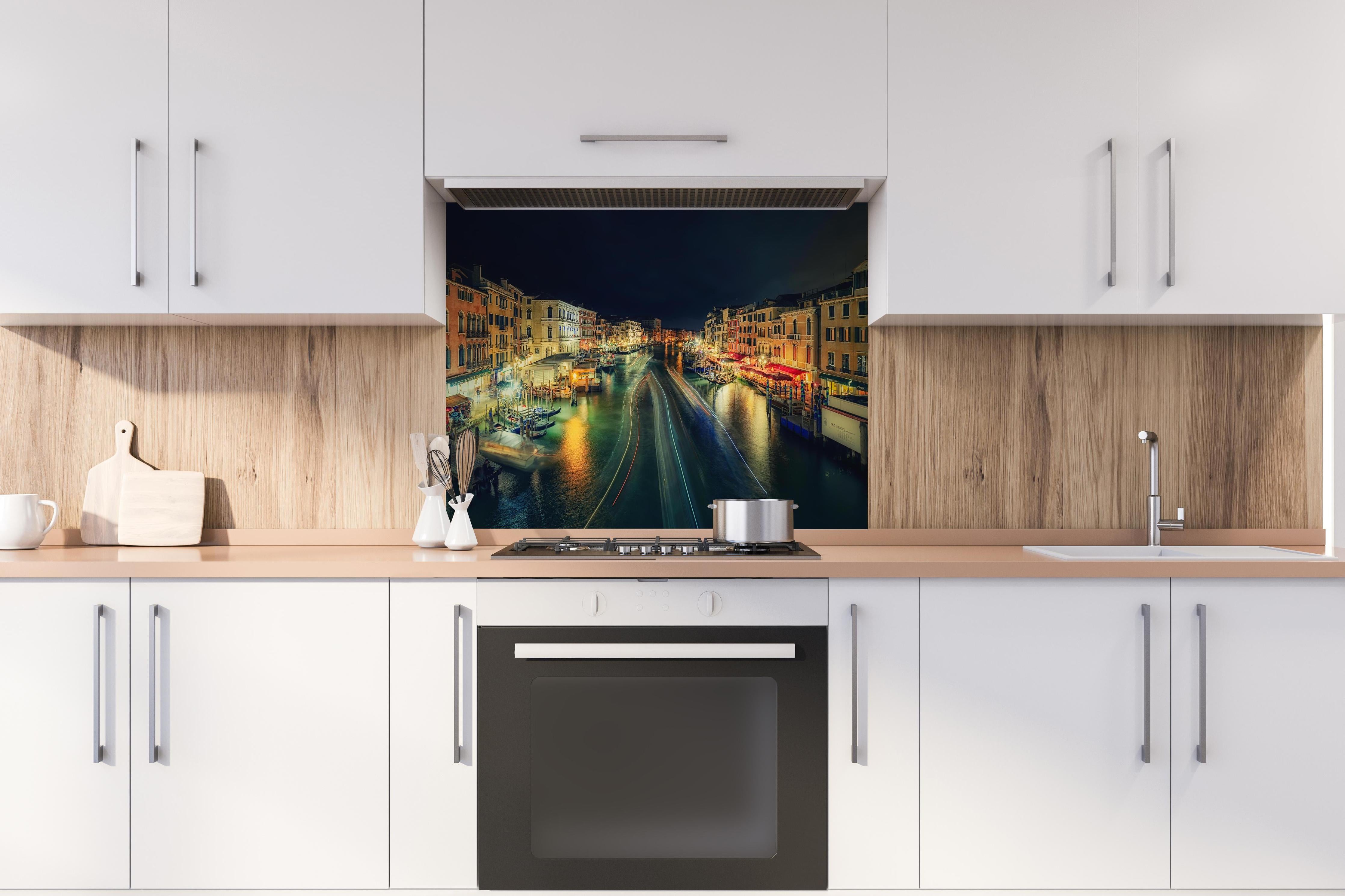 Spritzschutz - Beleuchtetes Venedig bei Nacht mit Gondeln hinter einem Cerankochfeld zwischen Holz-Kochutensilien