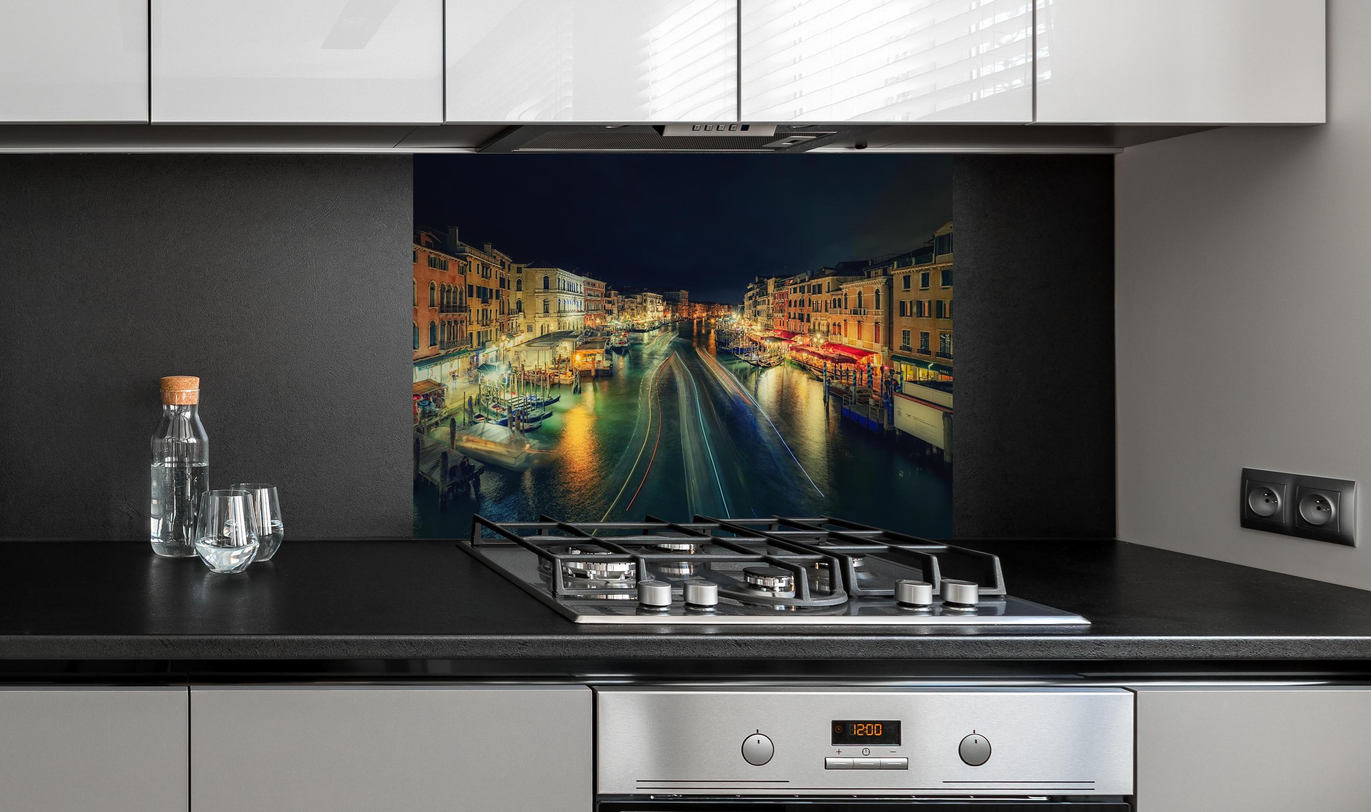 Spritzschutz - Beleuchtetes Venedig bei Nacht mit Gondeln hinter einem Cerankochfeld zwischen Holz-Kochutensilien