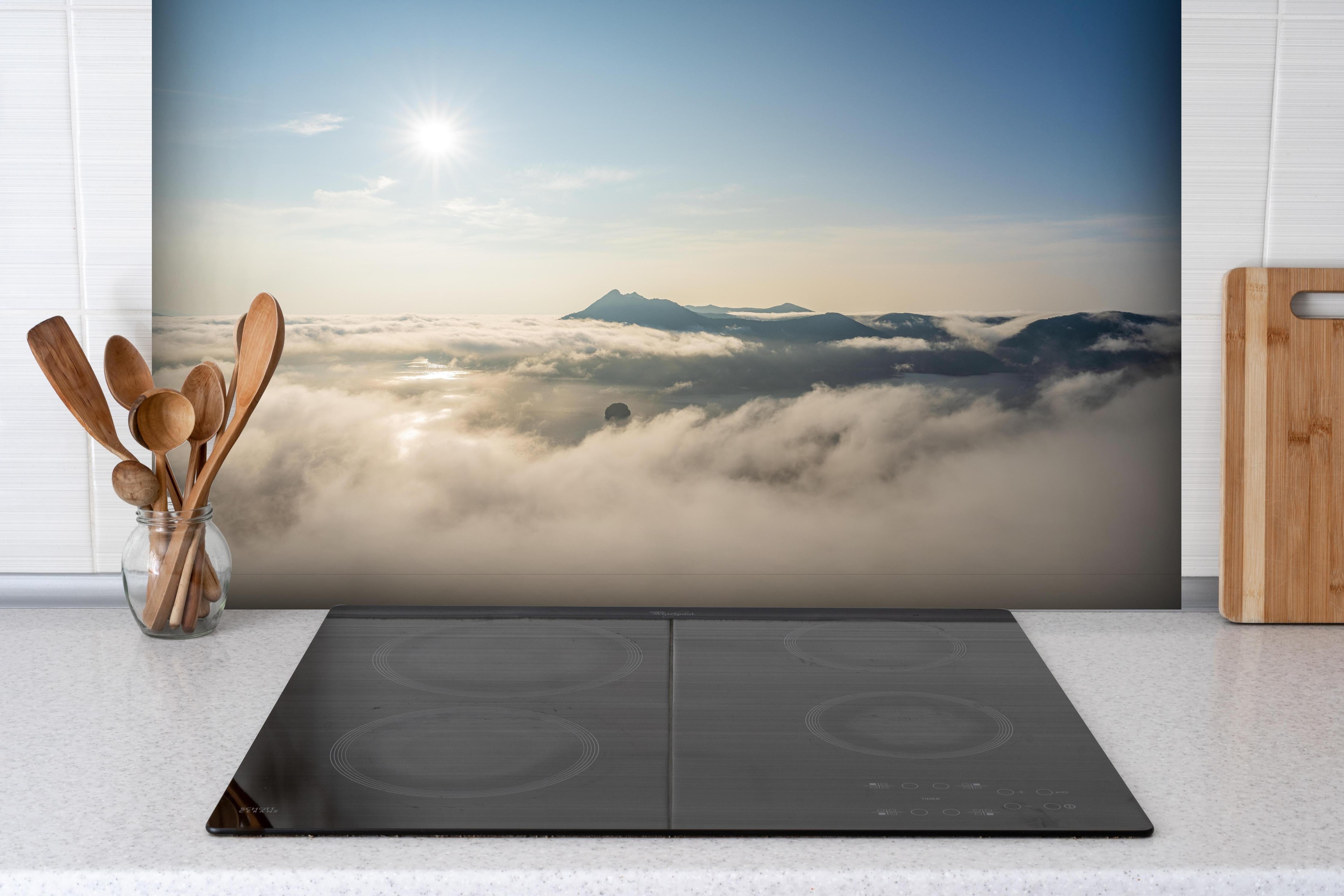 Spritzschutz - Berg Asahi Unkai hinter einem Cerankochfeld zwischen Holz-Kochutensilien