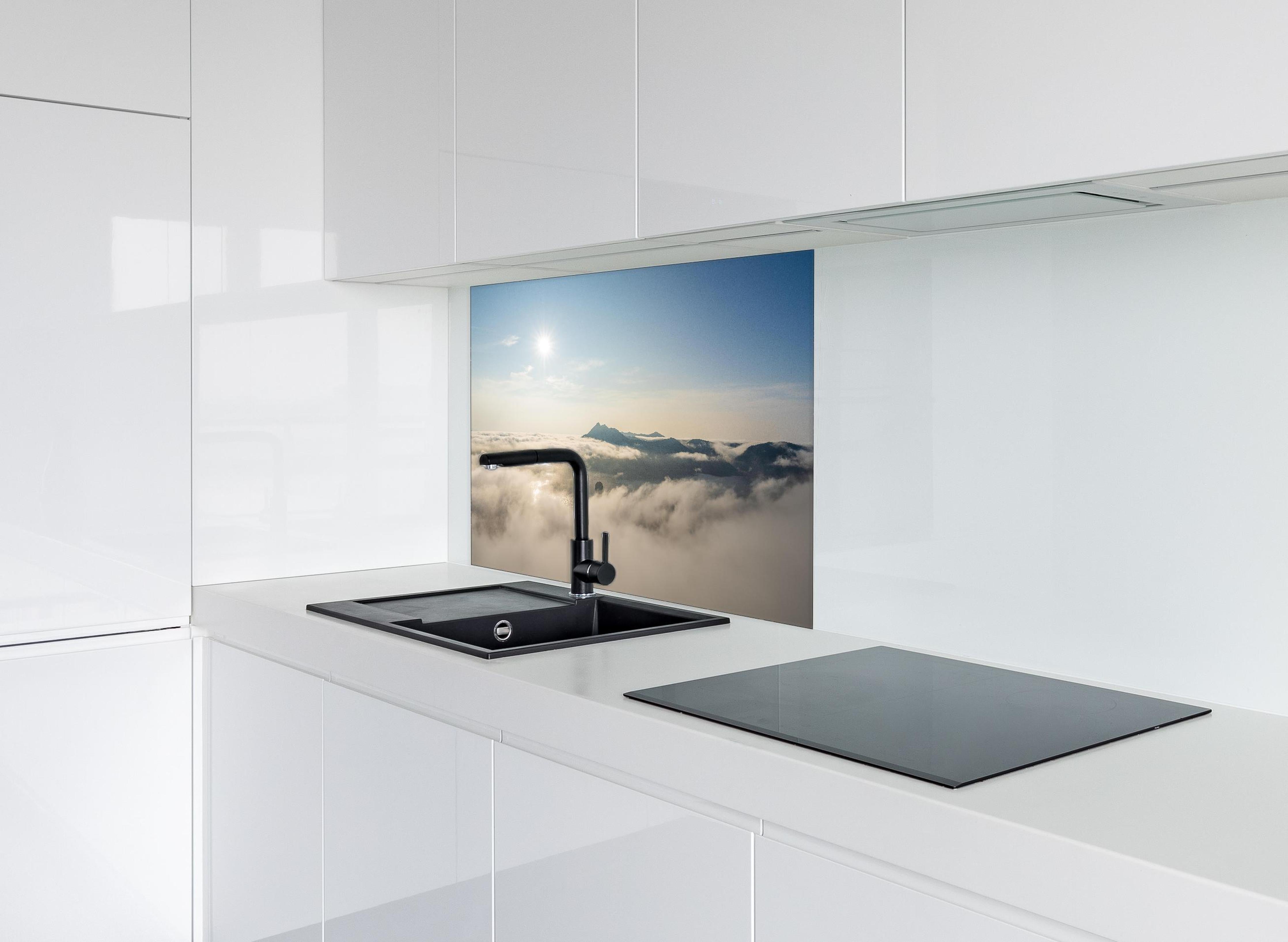 Spritzschutz - Berg Asahi Unkai hinter einem Cerankochfeld zwischen Holz-Kochutensilien