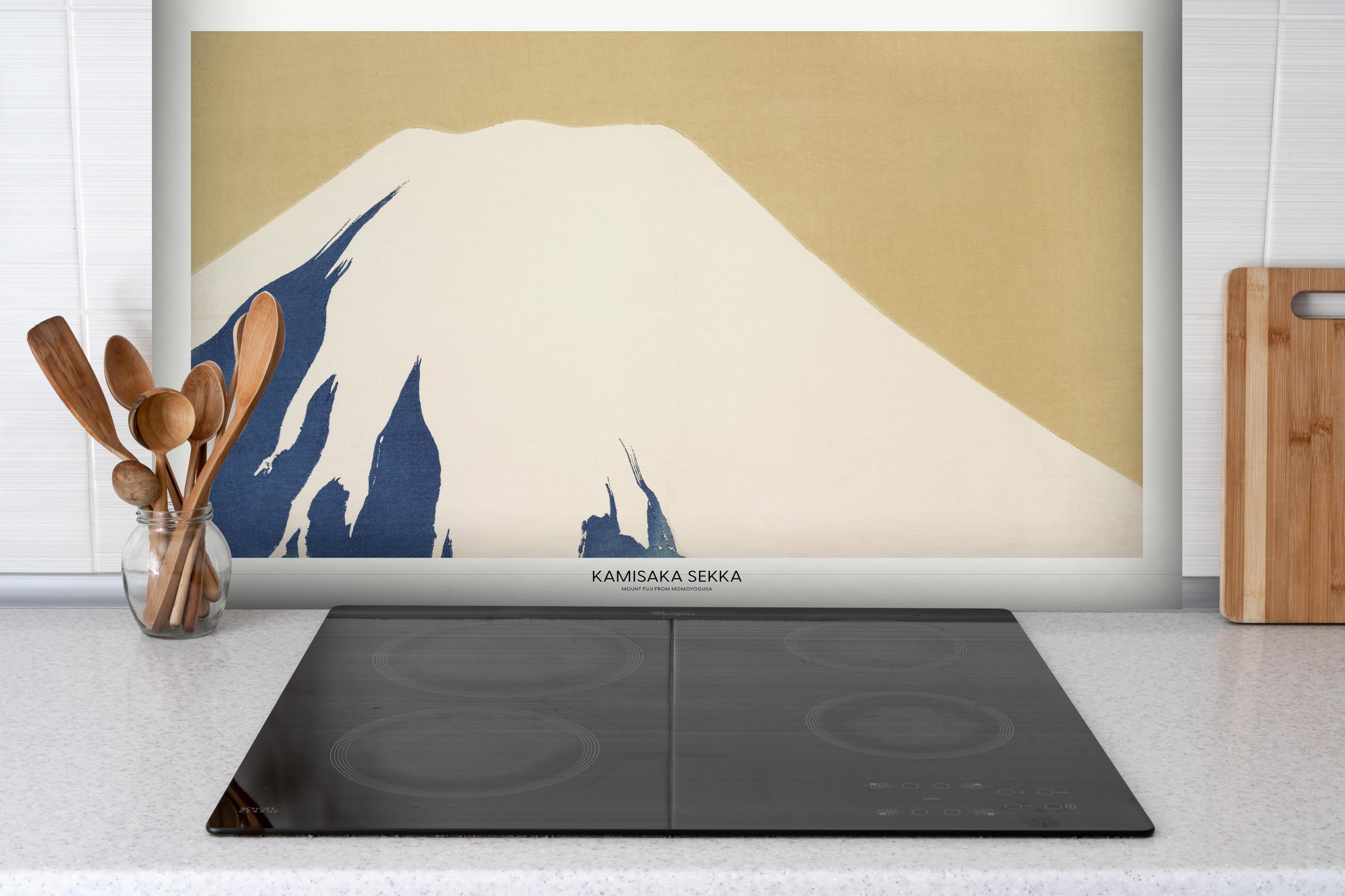Spritzschutz - Berg Fuji - Japan hinter einem Cerankochfeld zwischen Holz-Kochutensilien