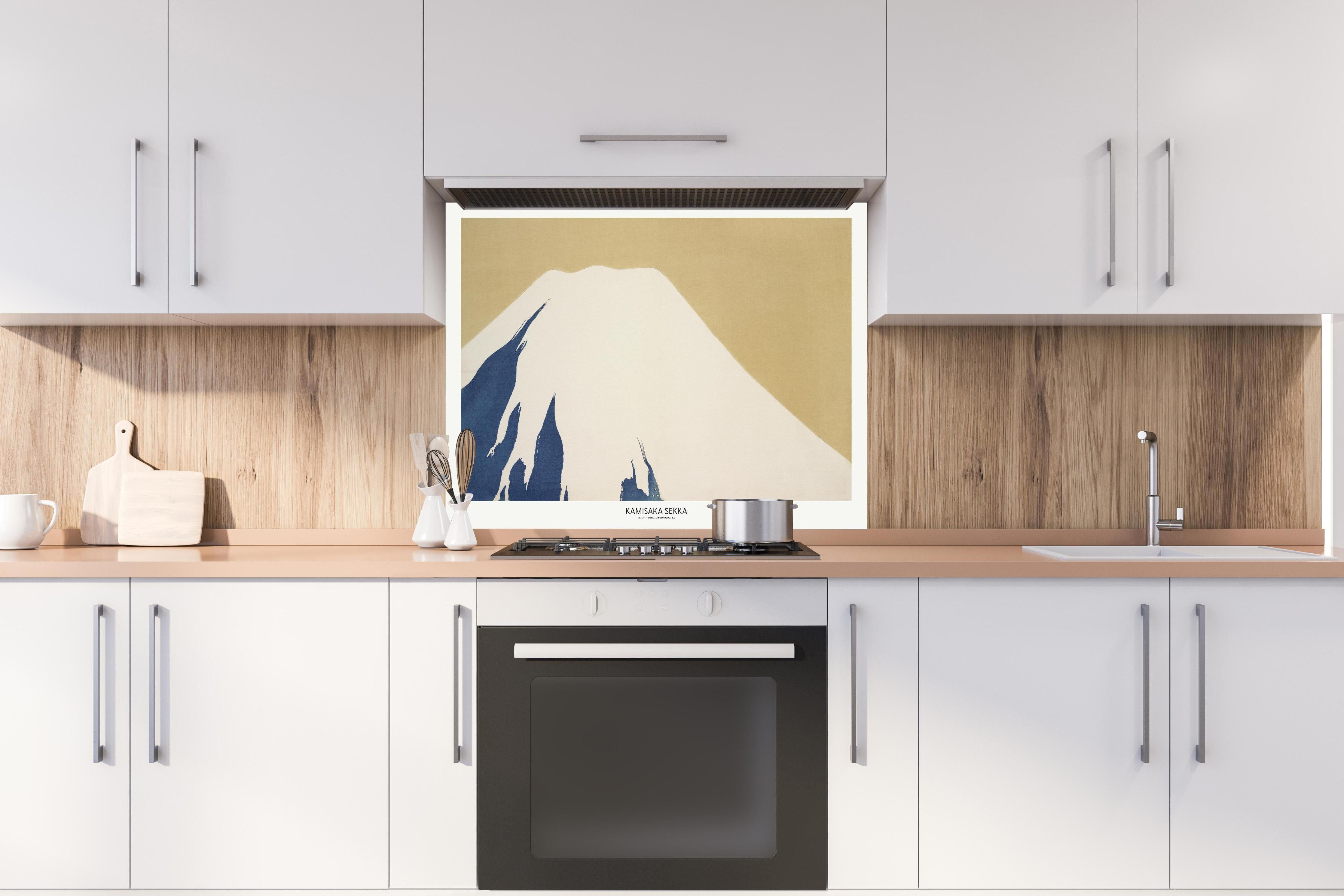 Spritzschutz - Berg Fuji - Japan hinter einem Cerankochfeld zwischen Holz-Kochutensilien