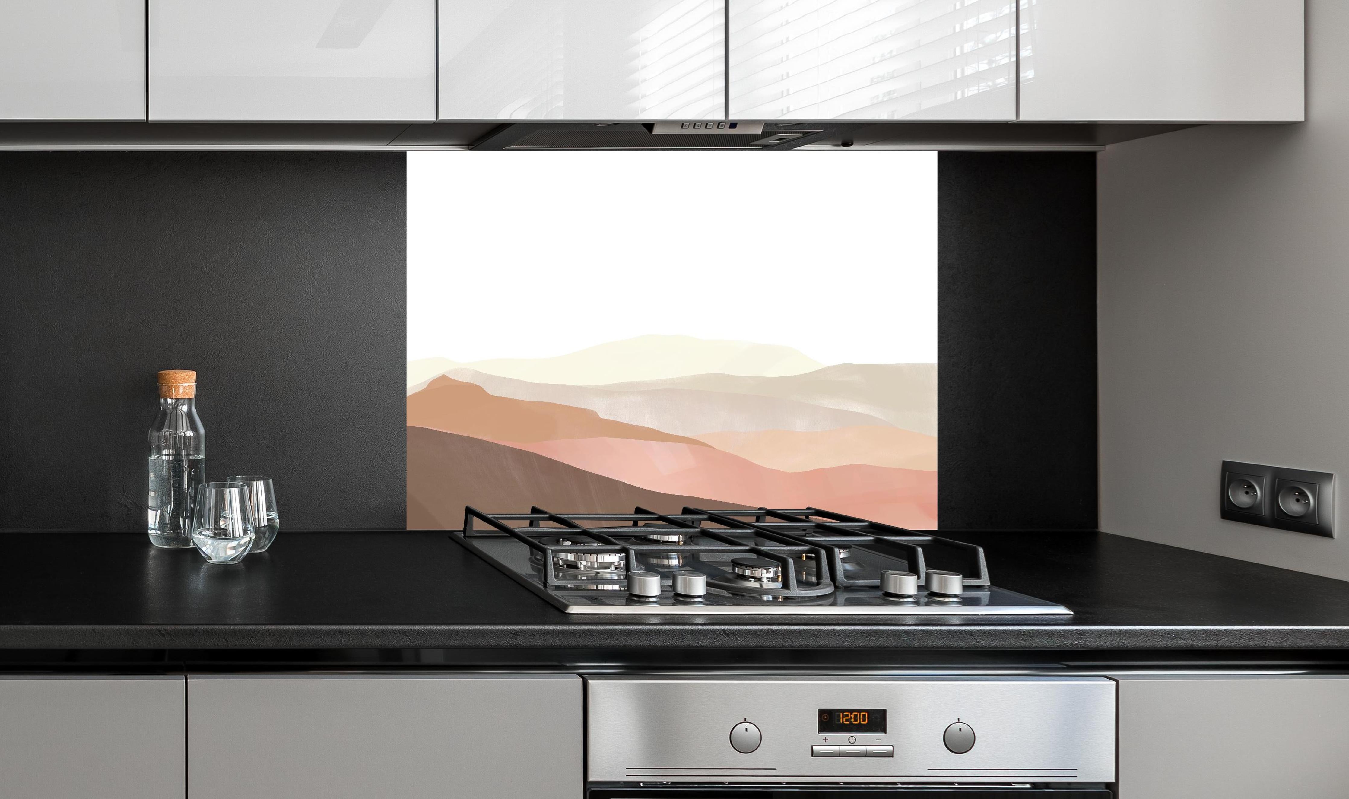 Spritzschutz - Bergige Landschaft - Gemälde hinter einem Cerankochfeld zwischen Holz-Kochutensilien