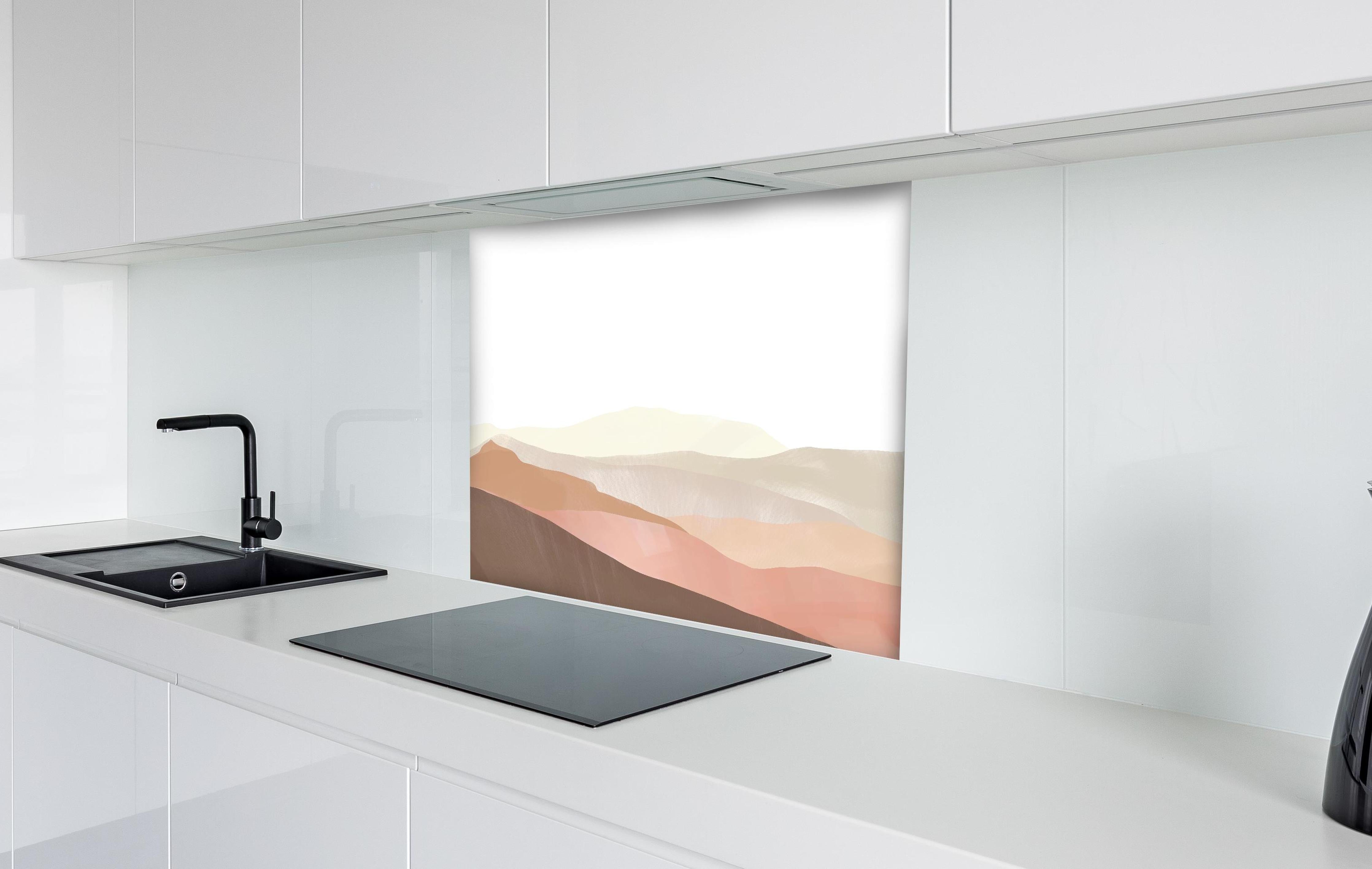 Spritzschutz - Bergige Landschaft - Gemälde hinter einem Cerankochfeld zwischen Holz-Kochutensilien