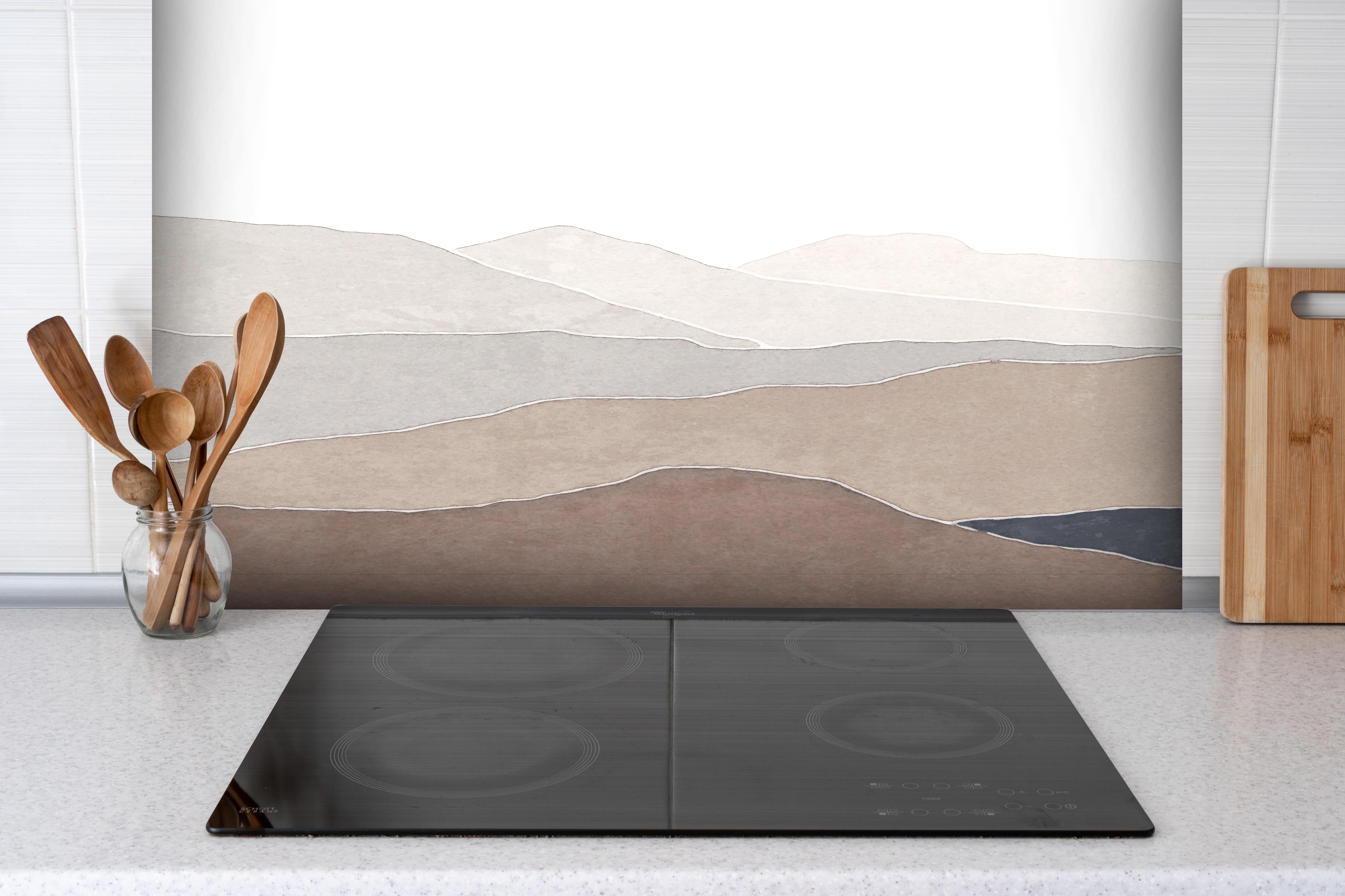 Spritzschutz - Bergige Region - Gemälde hinter einem Cerankochfeld zwischen Holz-Kochutensilien