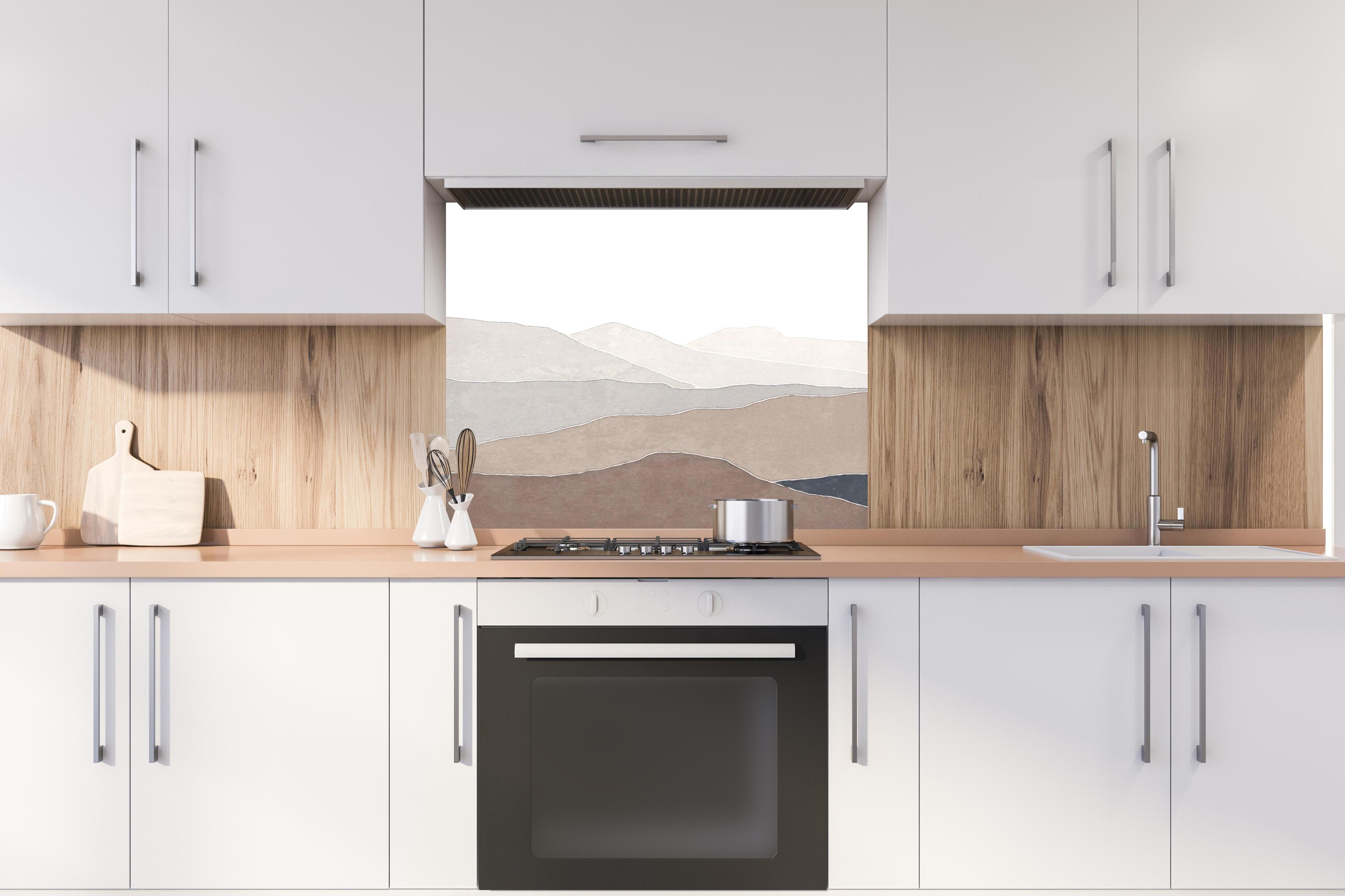 Spritzschutz - Bergige Region - Gemälde hinter einem Cerankochfeld zwischen Holz-Kochutensilien