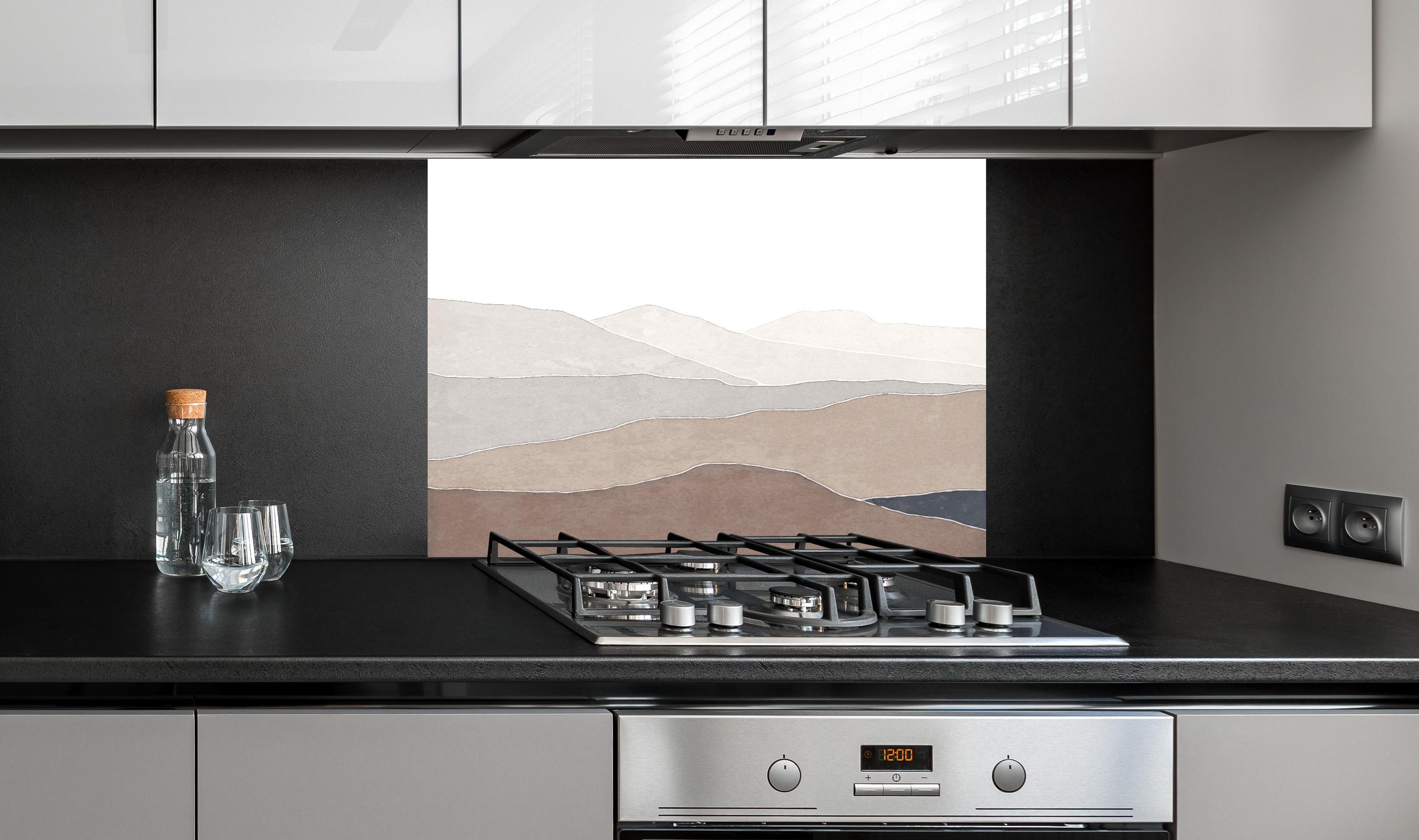 Spritzschutz - Bergige Region - Gemälde hinter einem Cerankochfeld zwischen Holz-Kochutensilien