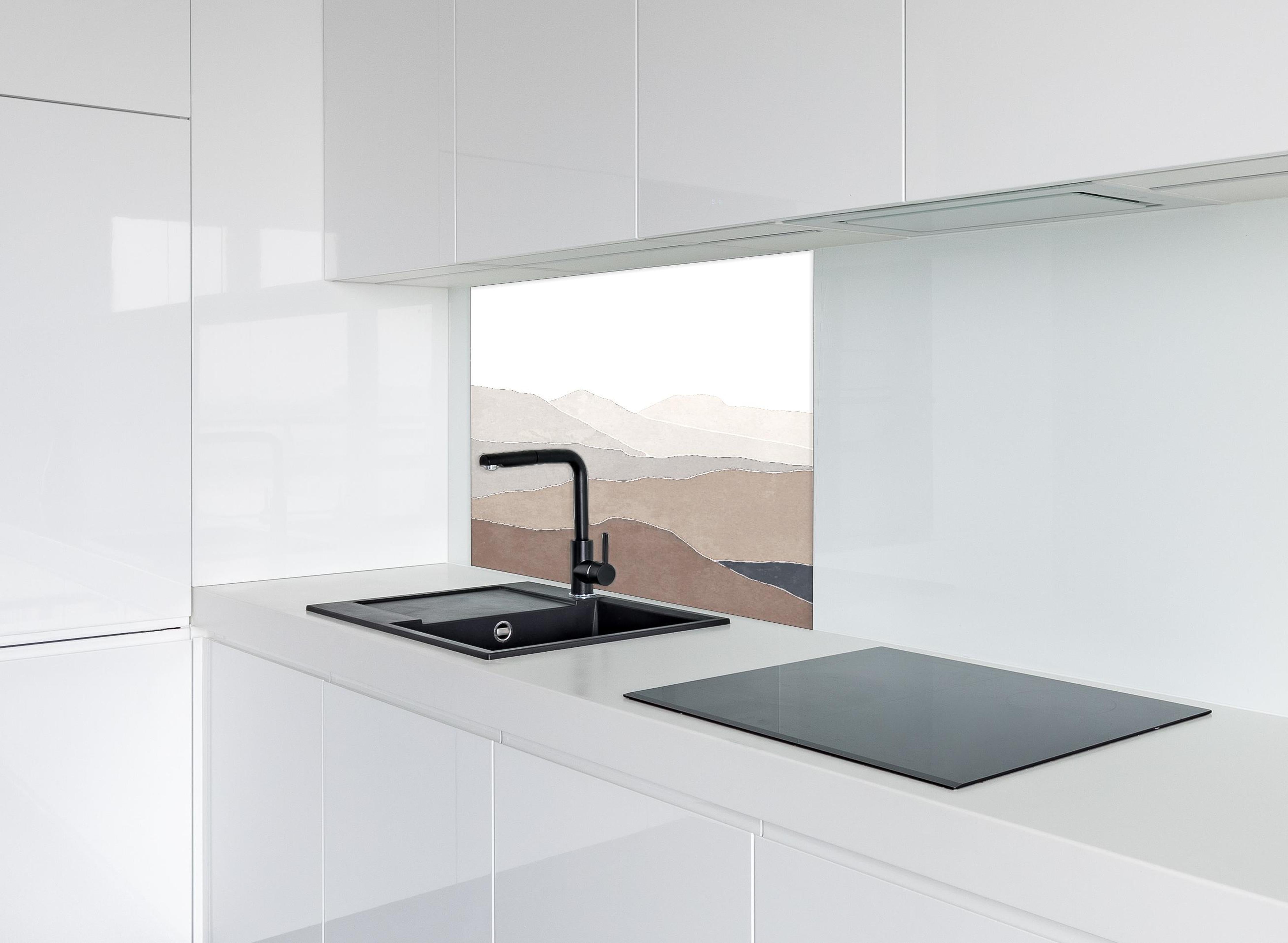 Spritzschutz - Bergige Region - Gemälde hinter einem Cerankochfeld zwischen Holz-Kochutensilien