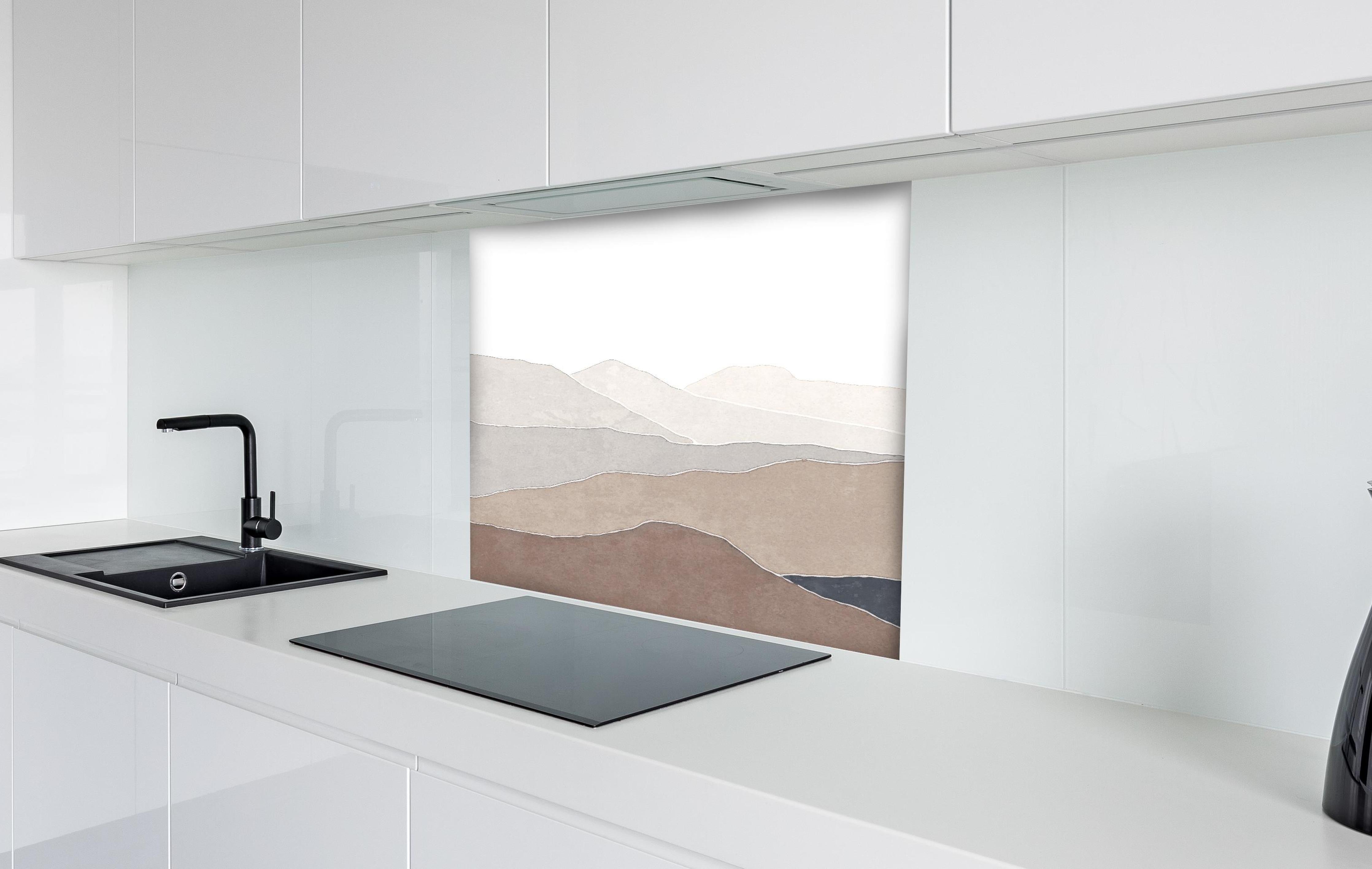 Spritzschutz - Bergige Region - Gemälde hinter einem Cerankochfeld zwischen Holz-Kochutensilien