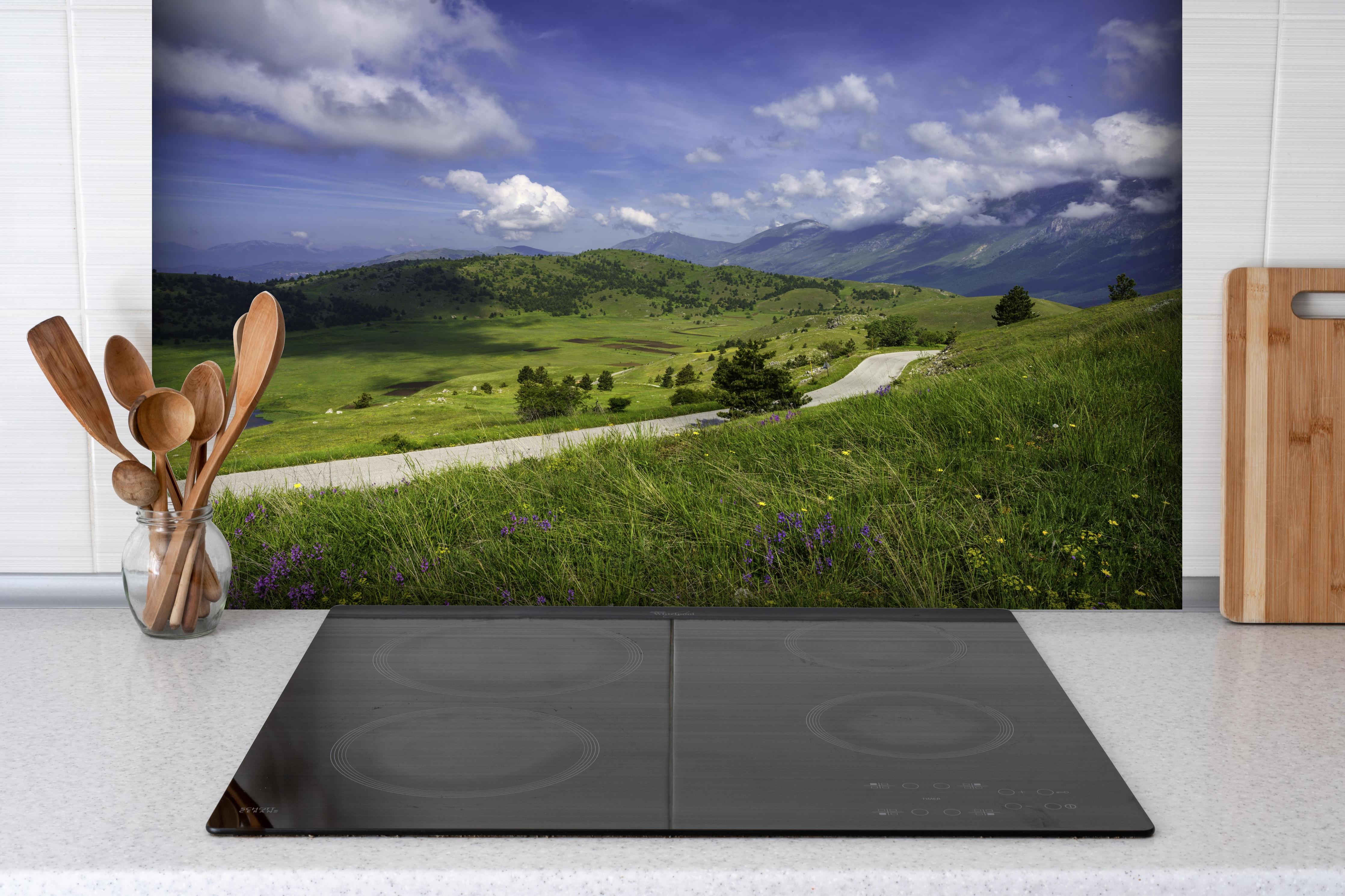Spritzschutz - Berglandschaft - Berglandschaft - Naturpark Gran Sasso hinter einem Cerankochfeld zwischen Holz-Kochutensilien