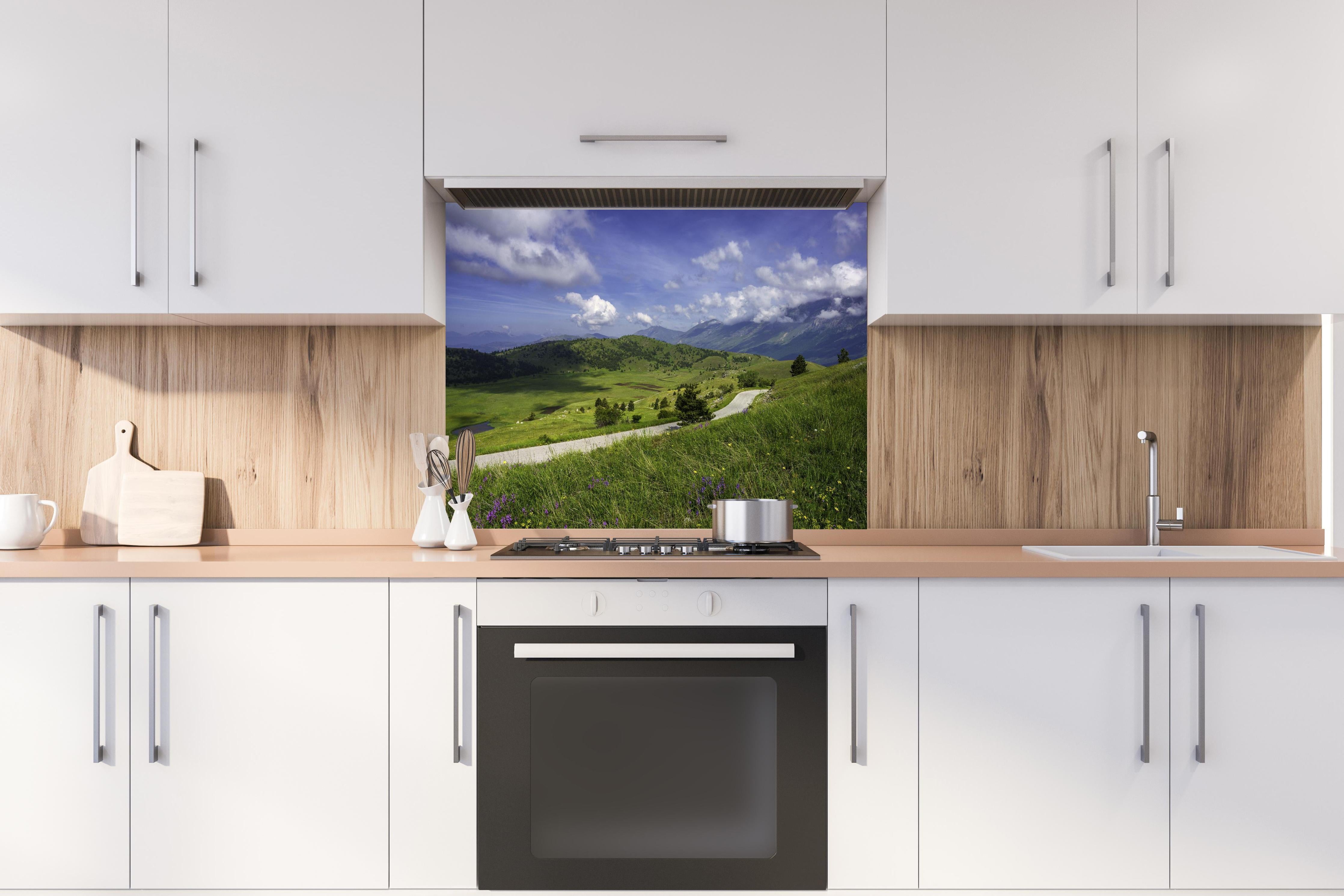 Spritzschutz - Berglandschaft - Berglandschaft - Naturpark Gran Sasso hinter einem Cerankochfeld zwischen Holz-Kochutensilien