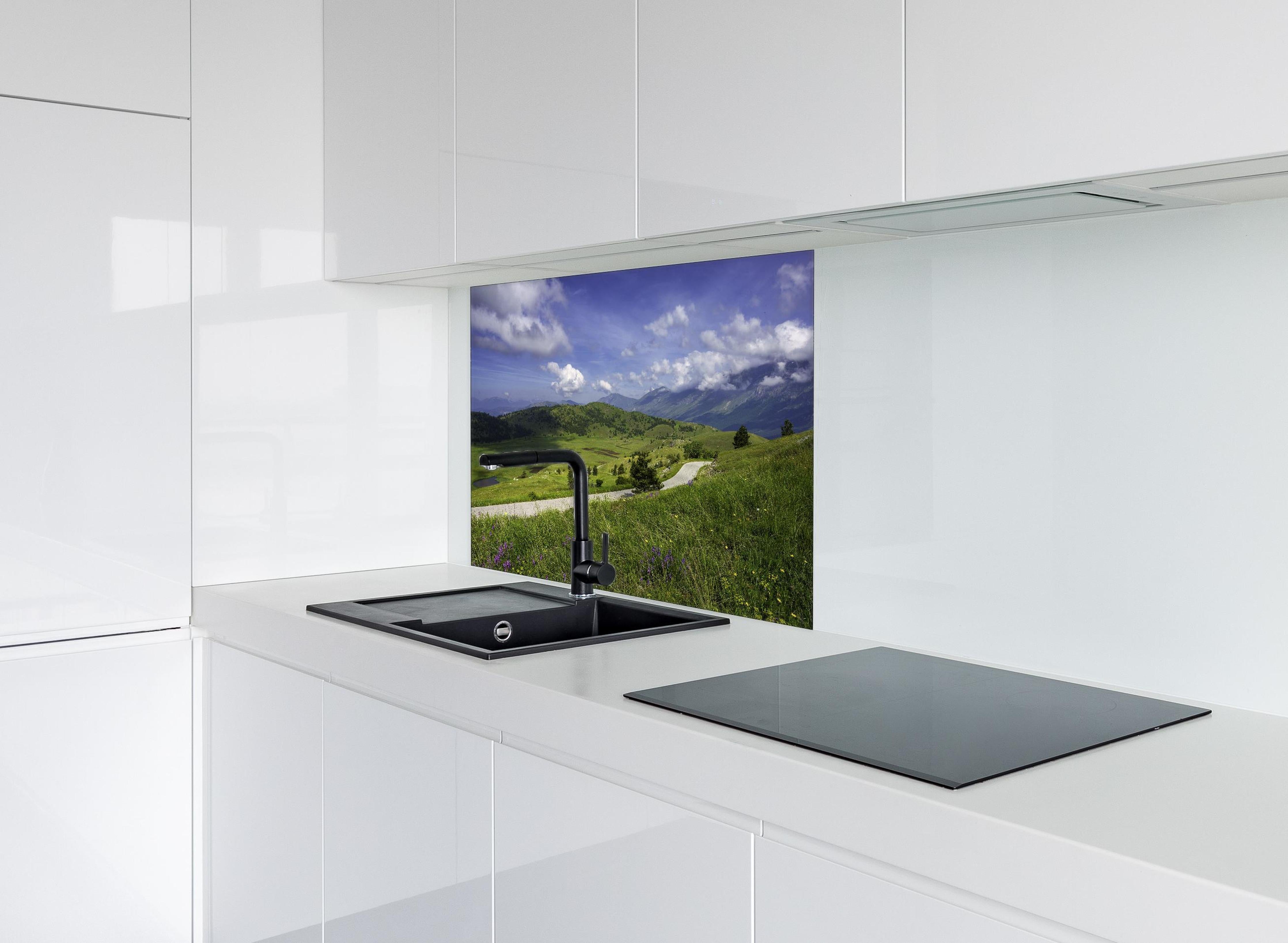 Spritzschutz - Berglandschaft - Berglandschaft - Naturpark Gran Sasso hinter einem Cerankochfeld zwischen Holz-Kochutensilien