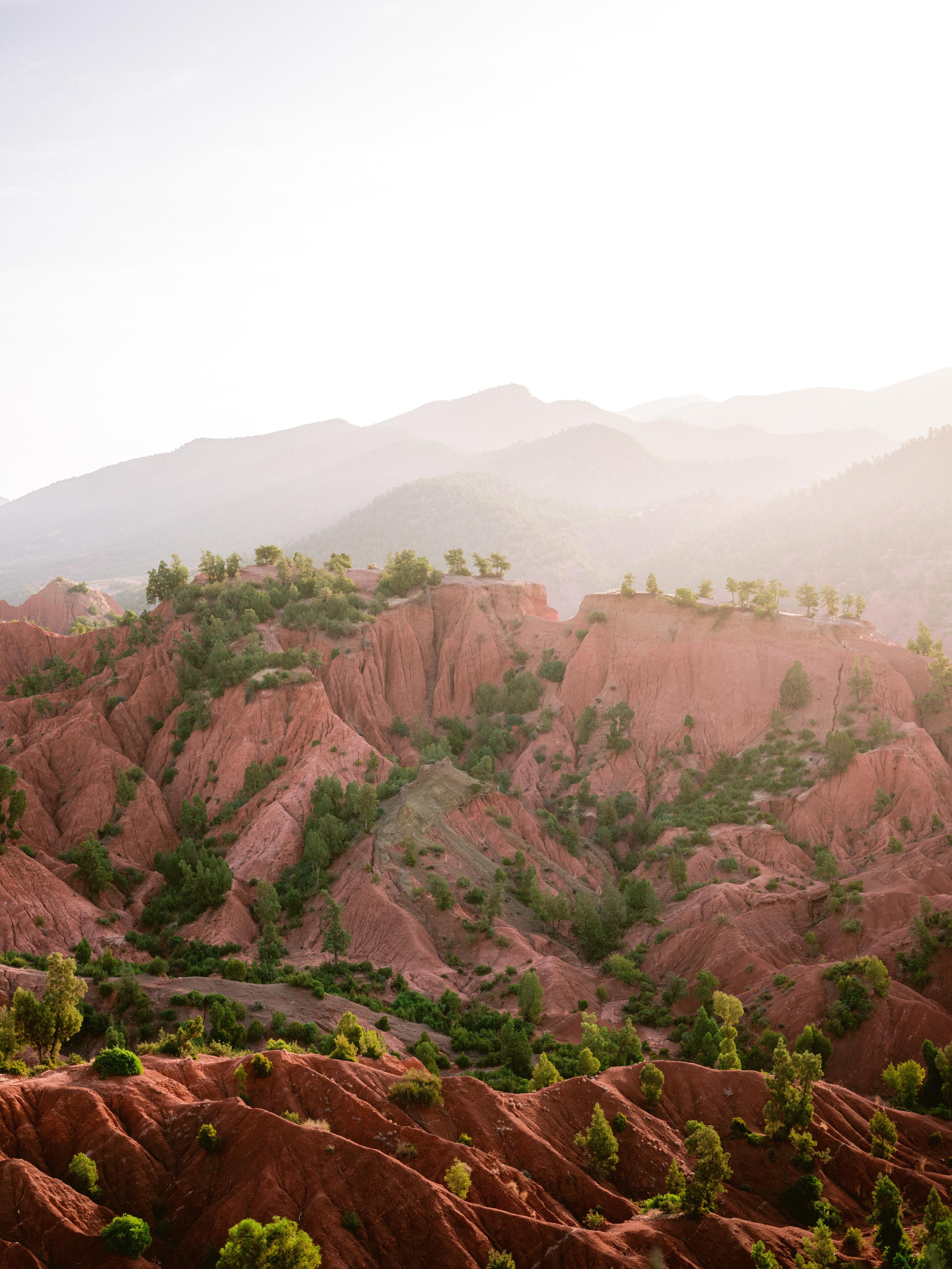 Spritzschutz-Berglandschaft im Ourika-Tal bei Sonnenaufgang