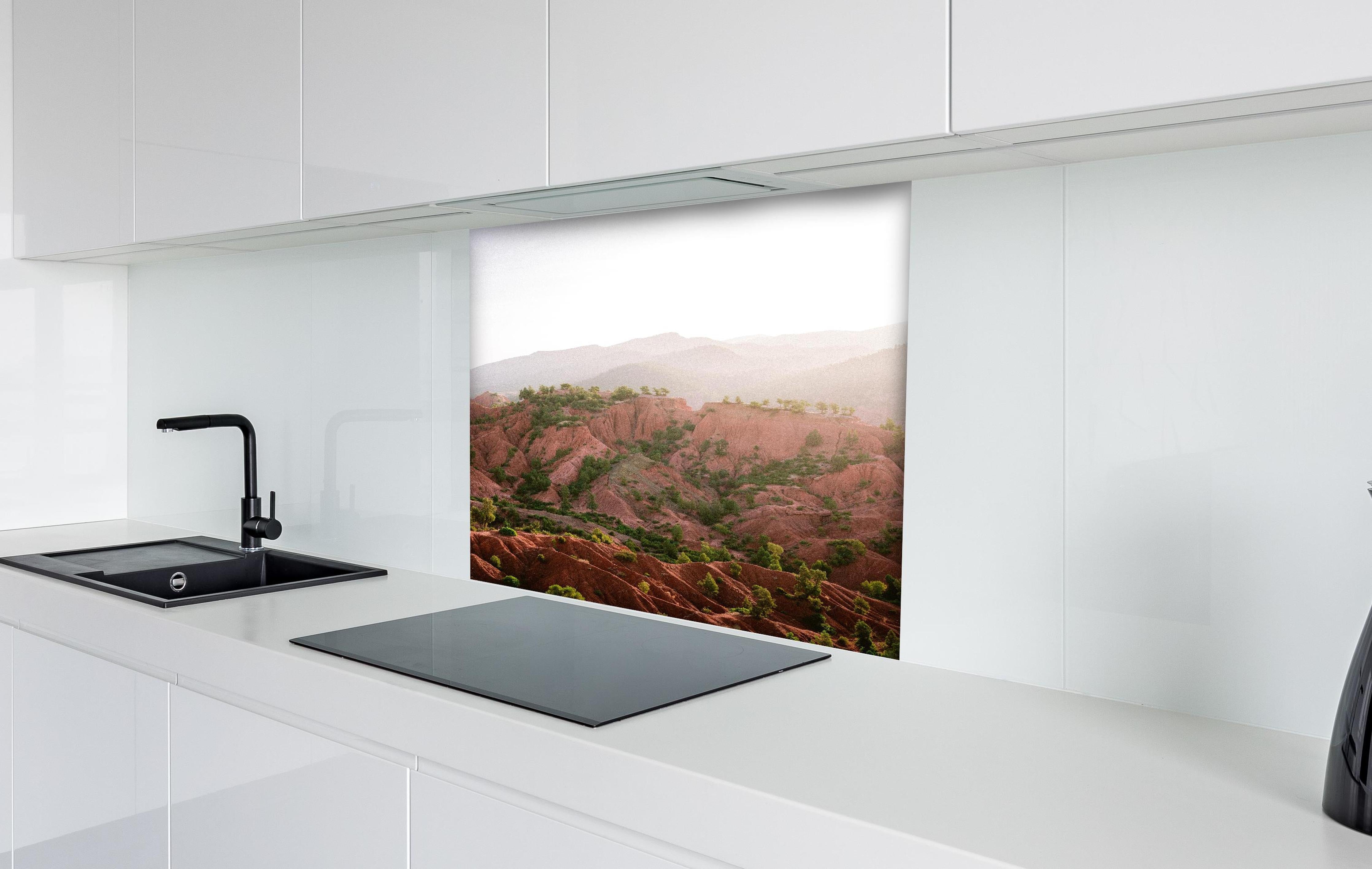 Spritzschutz - Berglandschaft im Ourika-Tal bei Sonnenaufgang hinter einem Cerankochfeld zwischen Holz-Kochutensilien