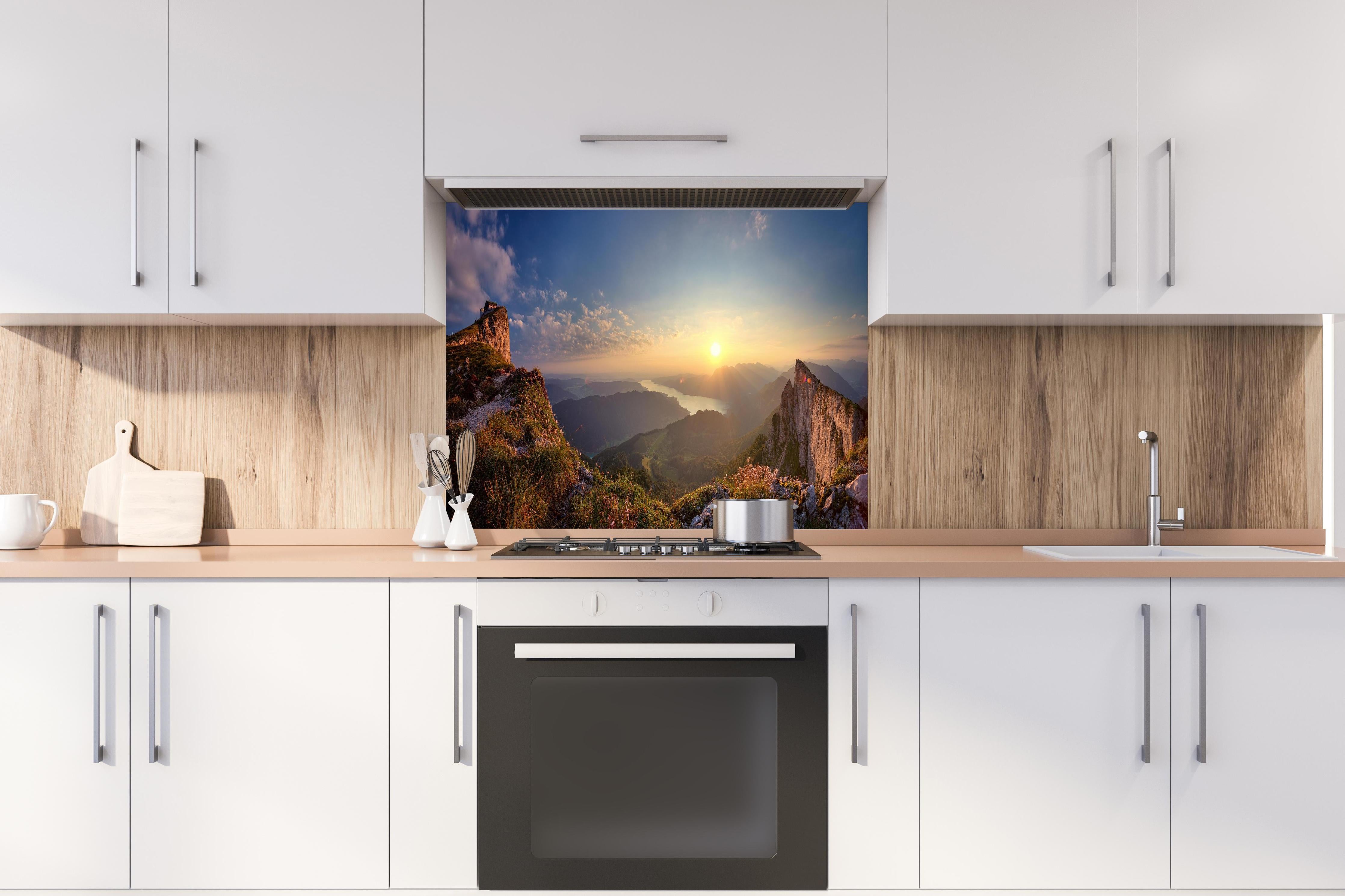 Spritzschutz - Berglandschafts Panorama hinter einem Cerankochfeld zwischen Holz-Kochutensilien