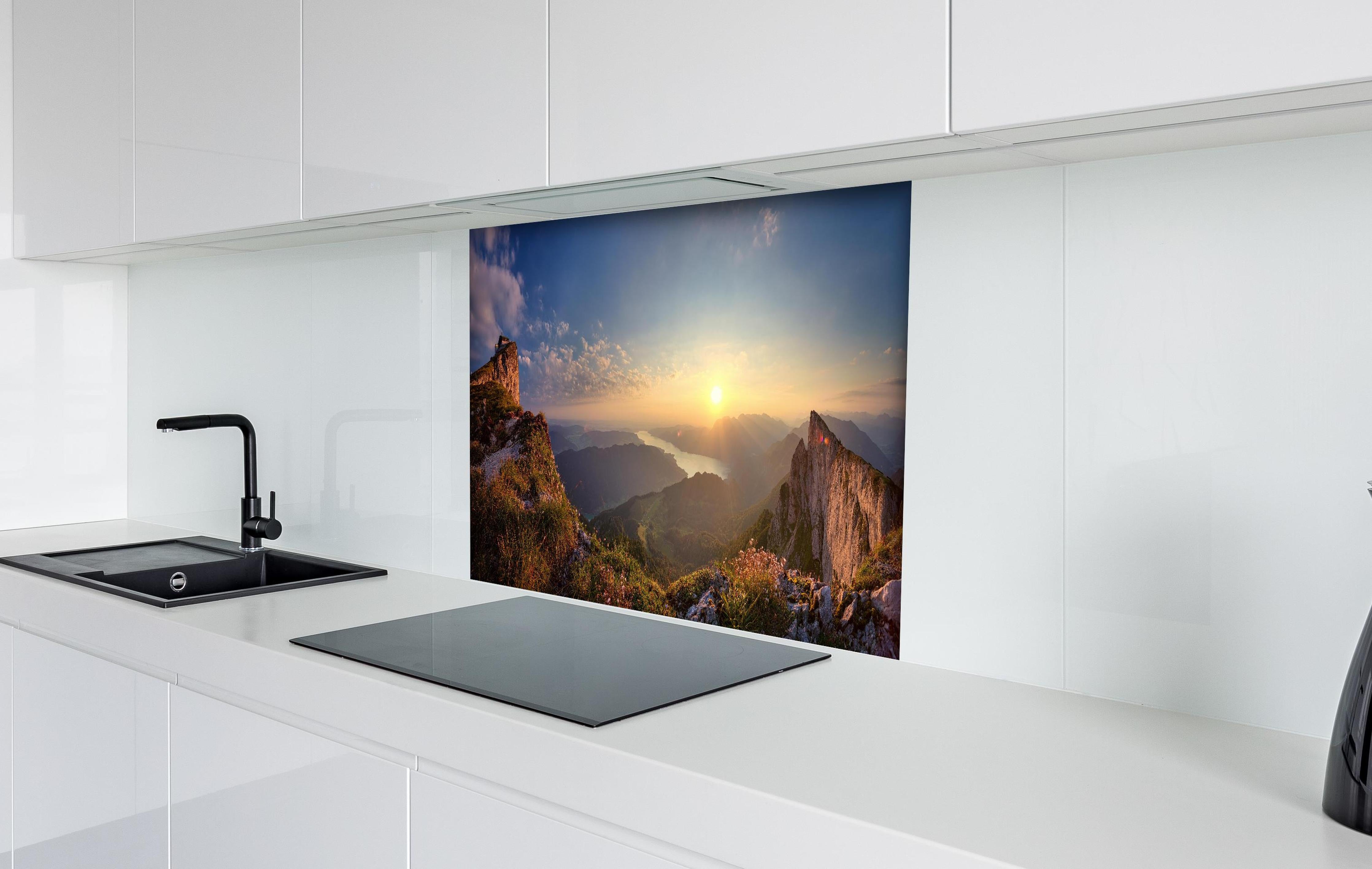 Spritzschutz - Berglandschafts Panorama hinter einem Cerankochfeld zwischen Holz-Kochutensilien