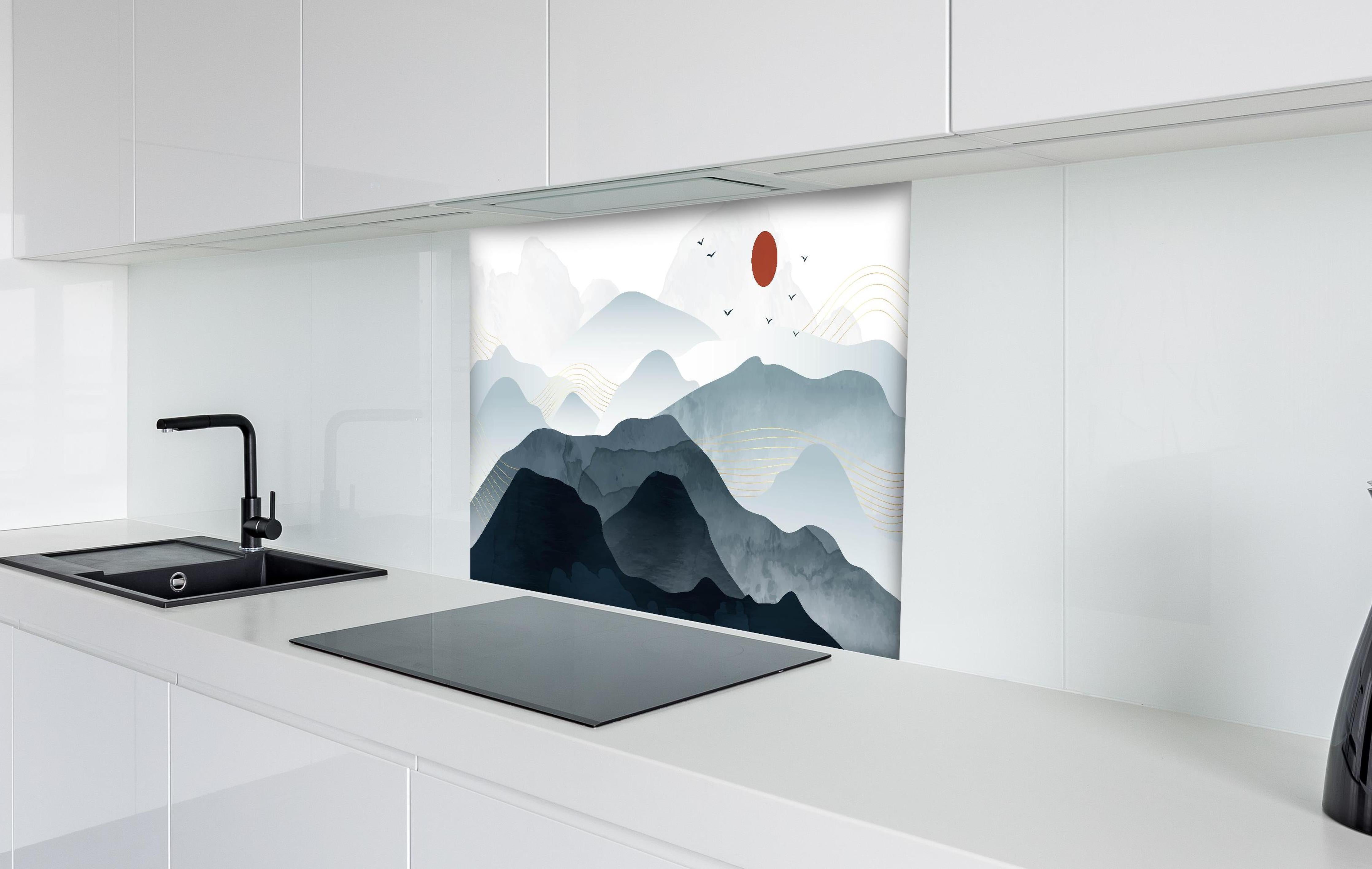 Spritzschutz - Bergpanorama mit rotem Sonnenkreis Kunst hinter einem Cerankochfeld zwischen Holz-Kochutensilien