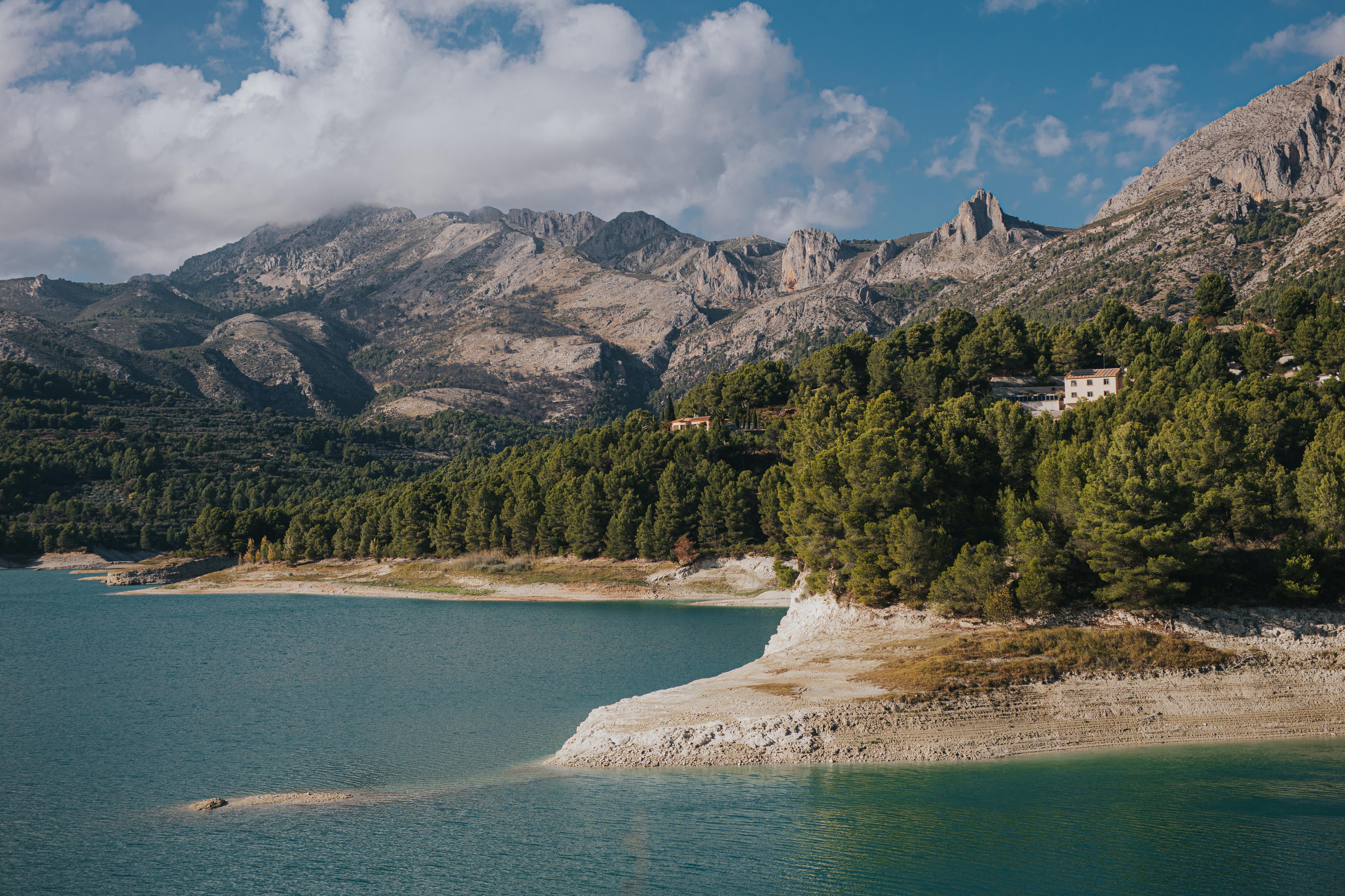 Spritzschutz-Bergsee mit Wäldern und Berge