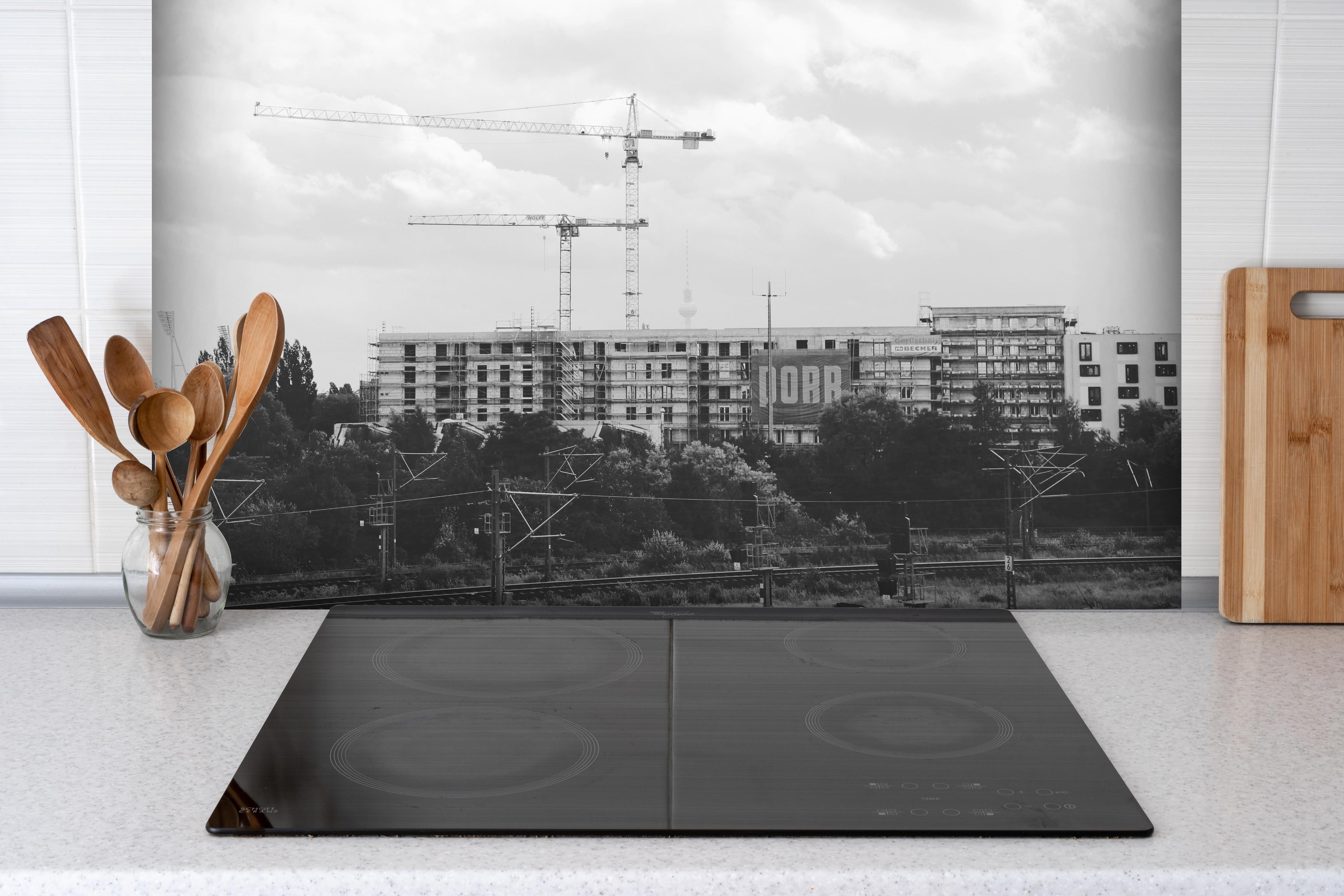 Spritzschutz - Berlin B&W Urban Construction Skyline hinter einem Cerankochfeld zwischen Holz-Kochutensilien