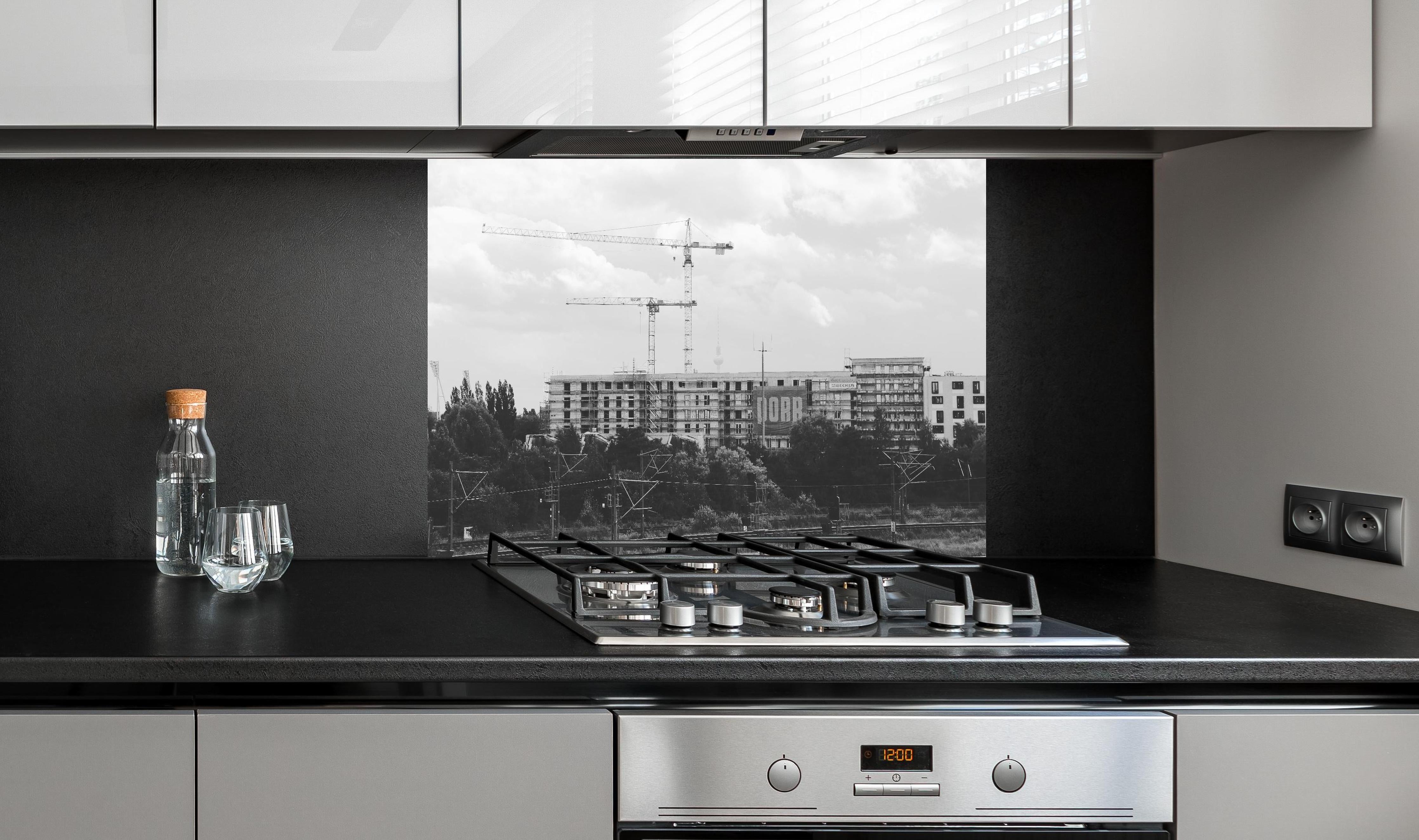 Spritzschutz - Berlin B&W Urban Construction Skyline hinter einem Cerankochfeld zwischen Holz-Kochutensilien