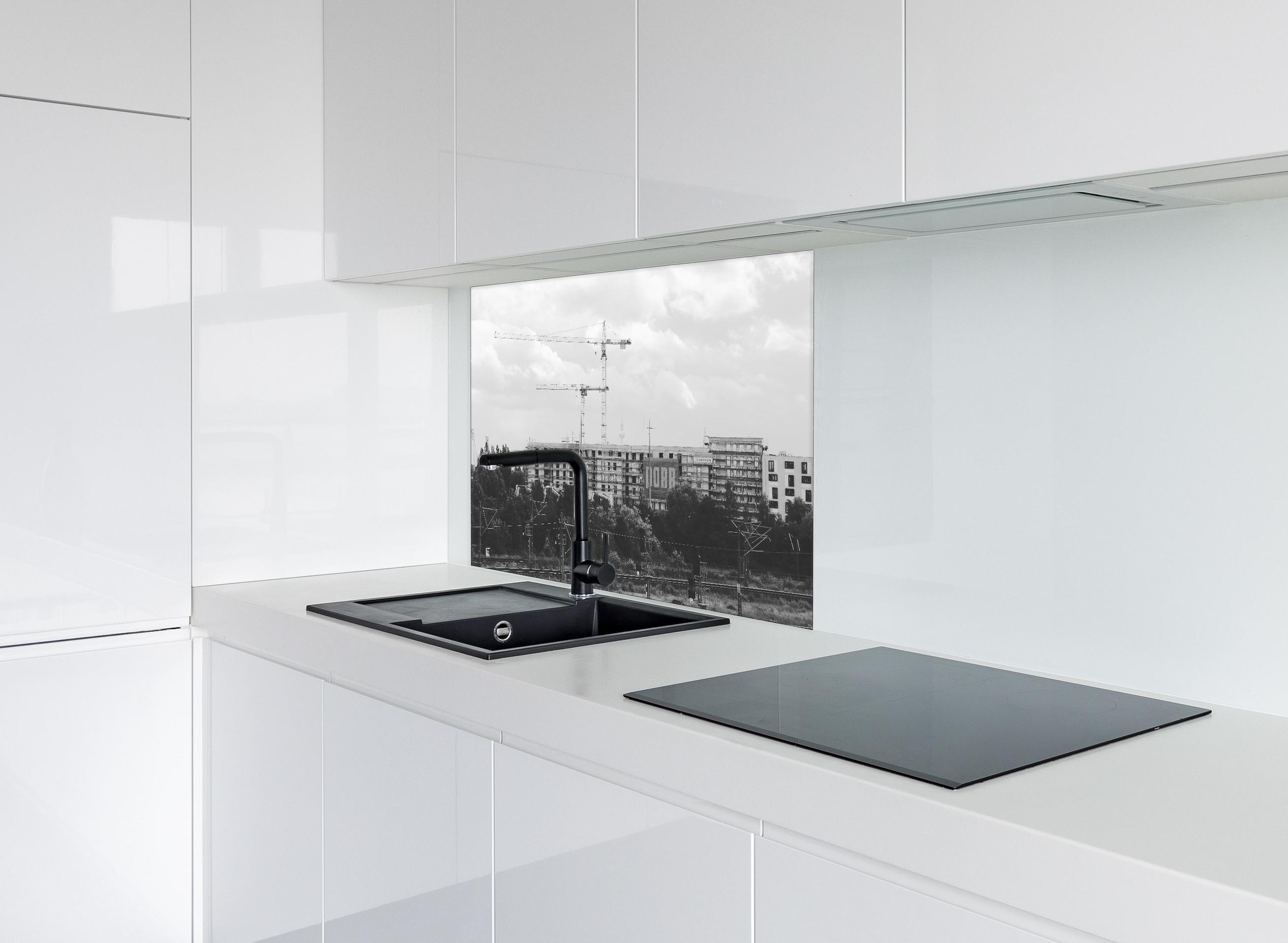 Spritzschutz - Berlin B&W Urban Construction Skyline hinter einem Cerankochfeld zwischen Holz-Kochutensilien