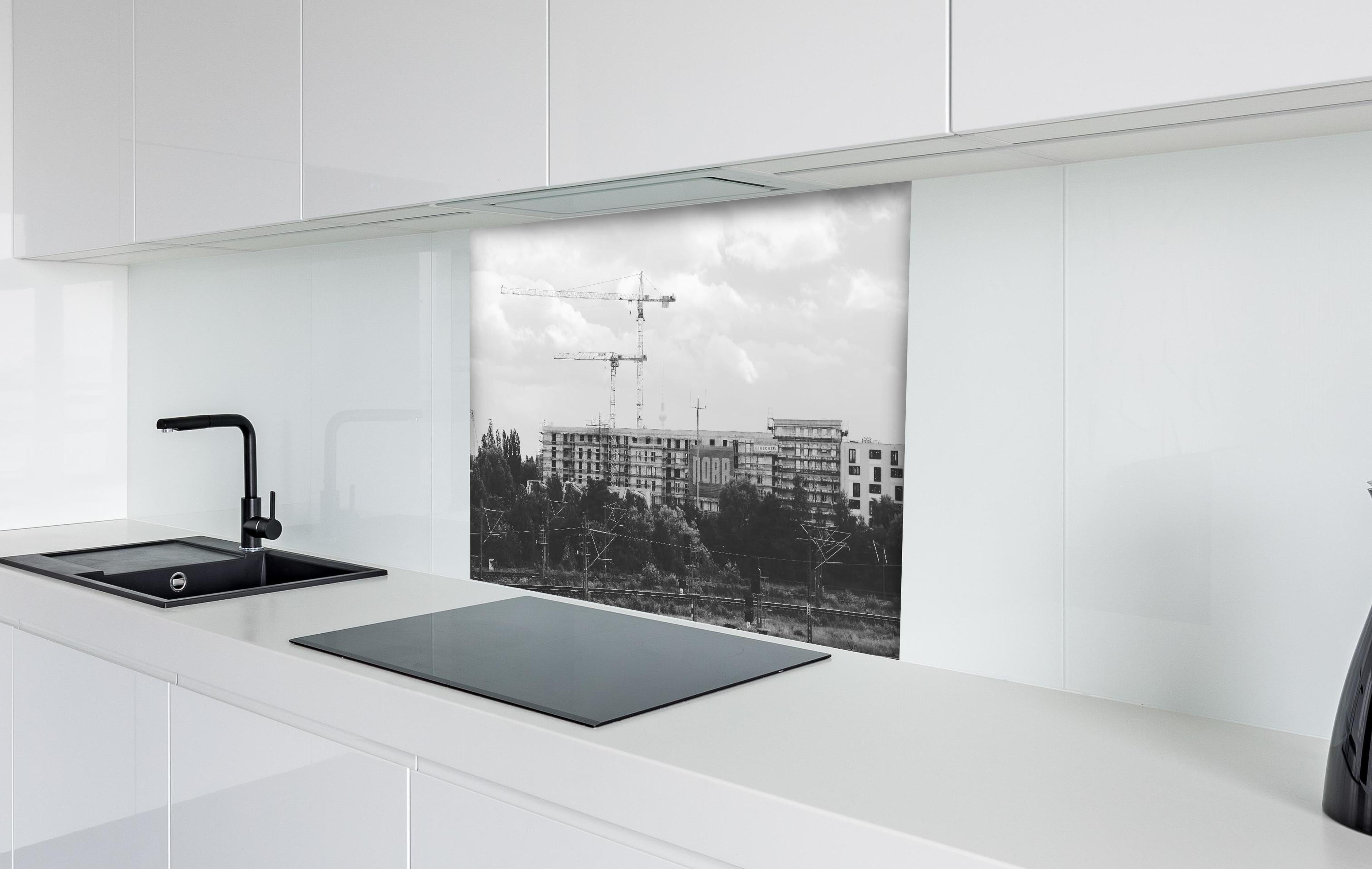 Spritzschutz - Berlin B&W Urban Construction Skyline hinter einem Cerankochfeld zwischen Holz-Kochutensilien