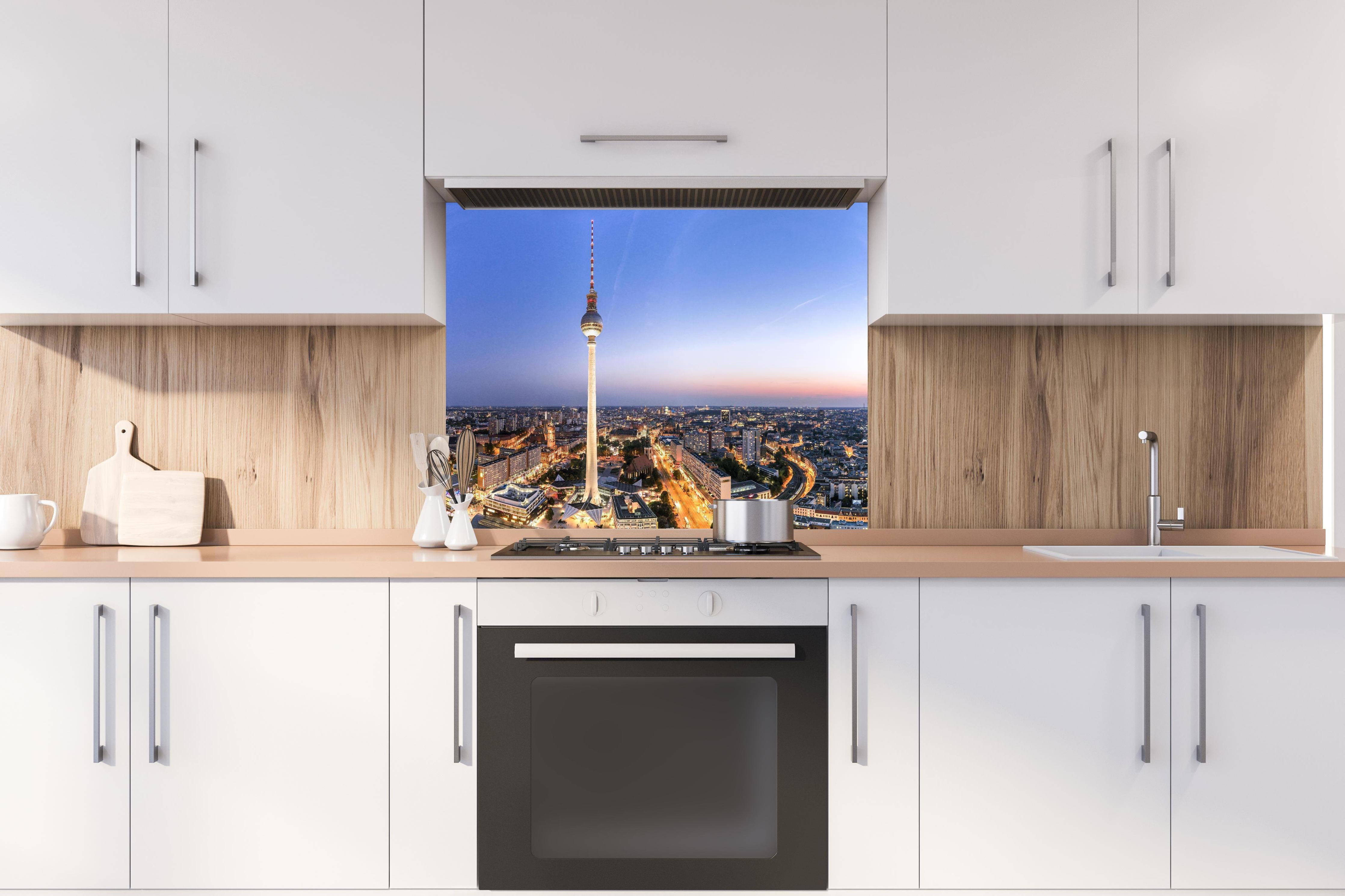 Spritzschutz - Berliner Fernsehturm hinter einem Cerankochfeld zwischen Holz-Kochutensilien